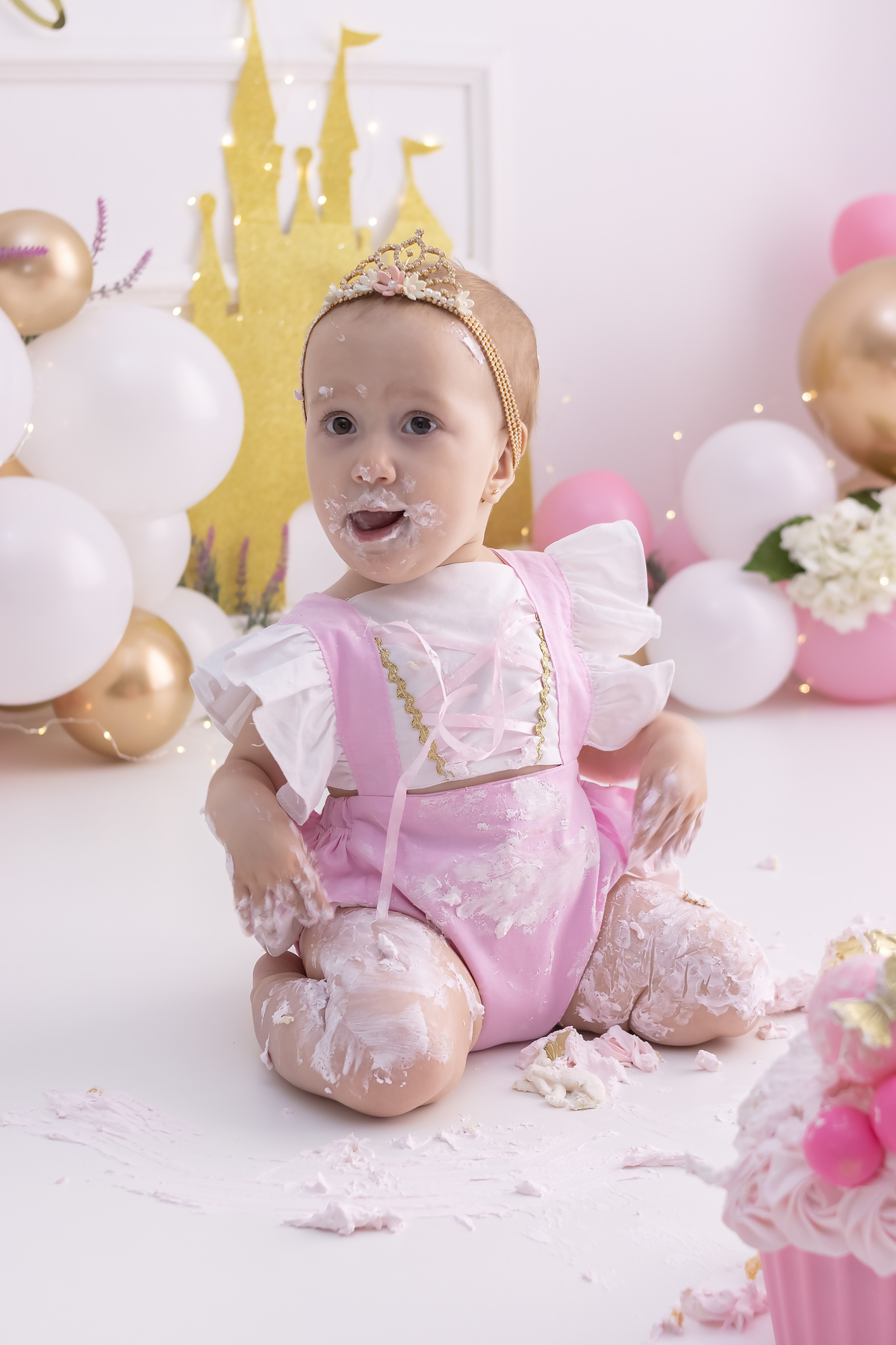 Ensaio smash the cake com a família. Fotos na cama, com cavalinho, na banheira no cenário de princesa. Fotógrafo em londrina especializado em ensaios de bebês e crianças. Momento registrado pela fotógrafa Giscellayne | Gy Fotografia.