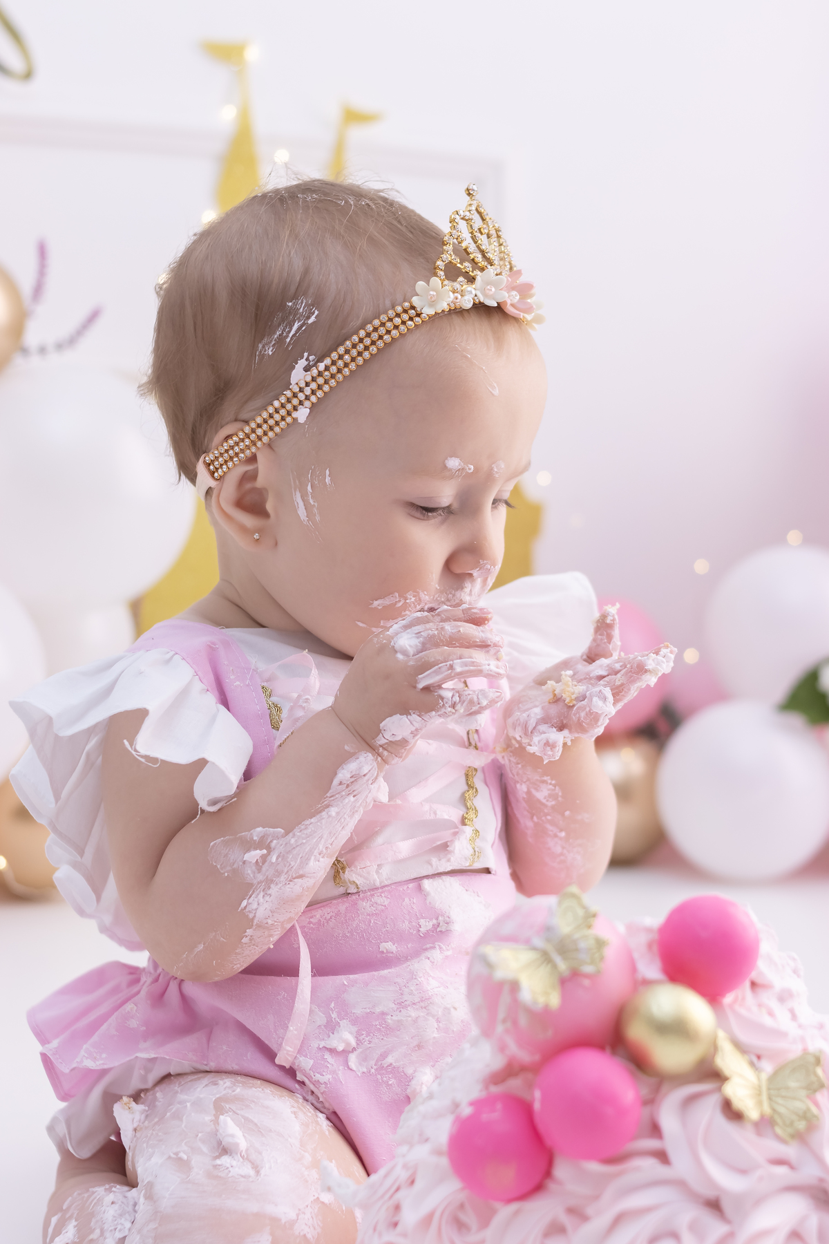 Ensaio smash the cake com a família. Fotos na cama, com cavalinho, na banheira no cenário de princesa. Fotógrafo em londrina especializado em ensaios de bebês e crianças. Momento registrado pela fotógrafa Giscellayne | Gy Fotografia.