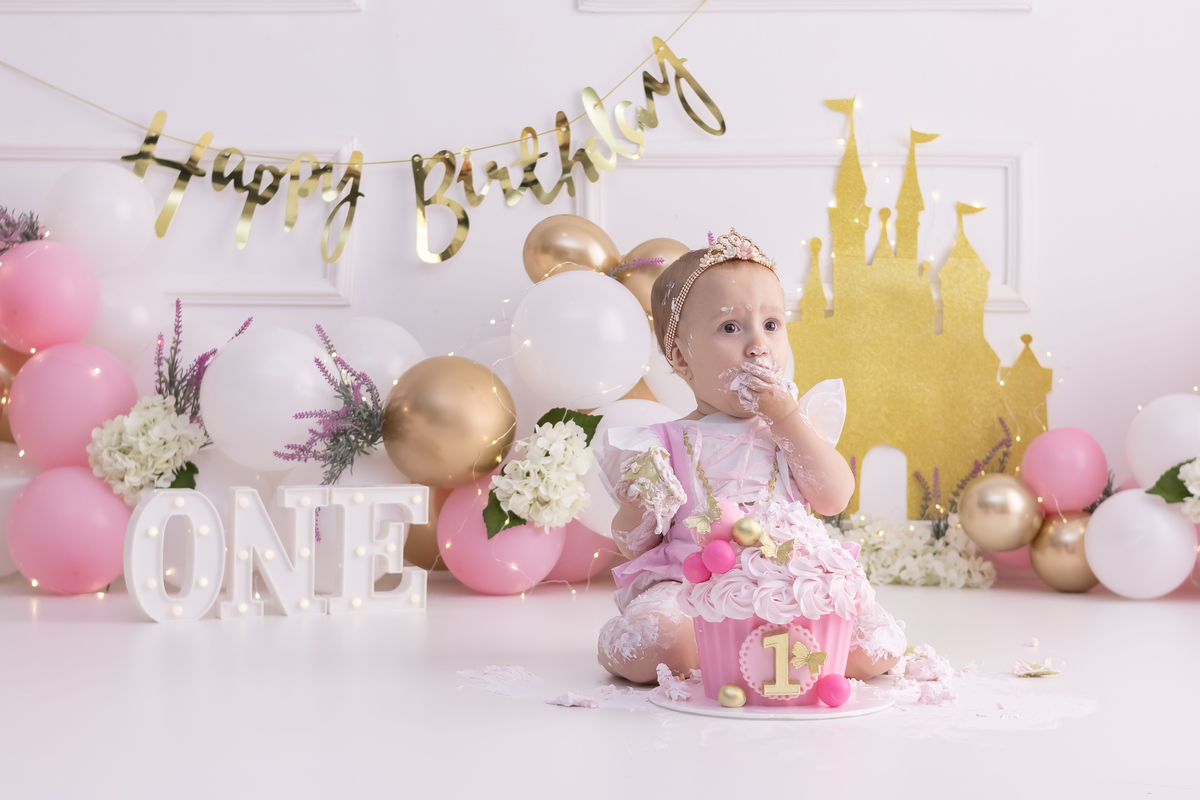 Ensaio smash the cake com a família. Fotos na cama, com cavalinho, na banheira no cenário de princesa. Fotógrafo em londrina especializado em ensaios de bebês e crianças. Momento registrado pela fotógrafa Giscellayne | Gy Fotografia.