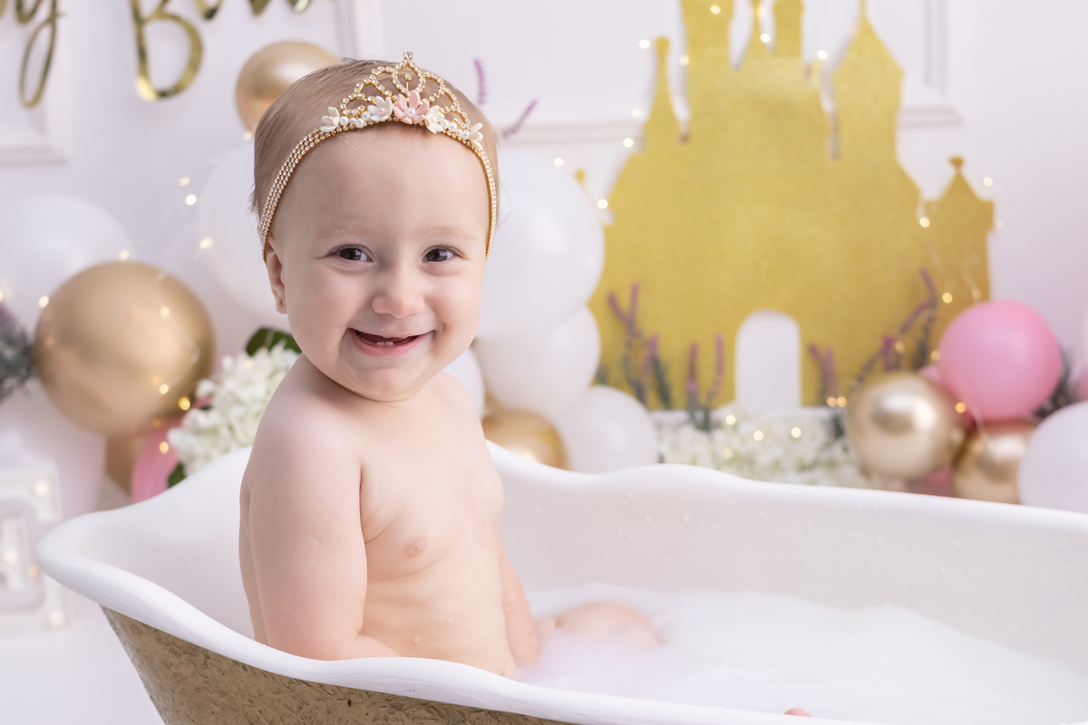 Ensaio smash the cake com a família. Fotos na cama, com cavalinho, na banheira no cenário de princesa. Fotógrafo em londrina especializado em ensaios de bebês e crianças. Momento registrado pela fotógrafa Giscellayne | Gy Fotografia.