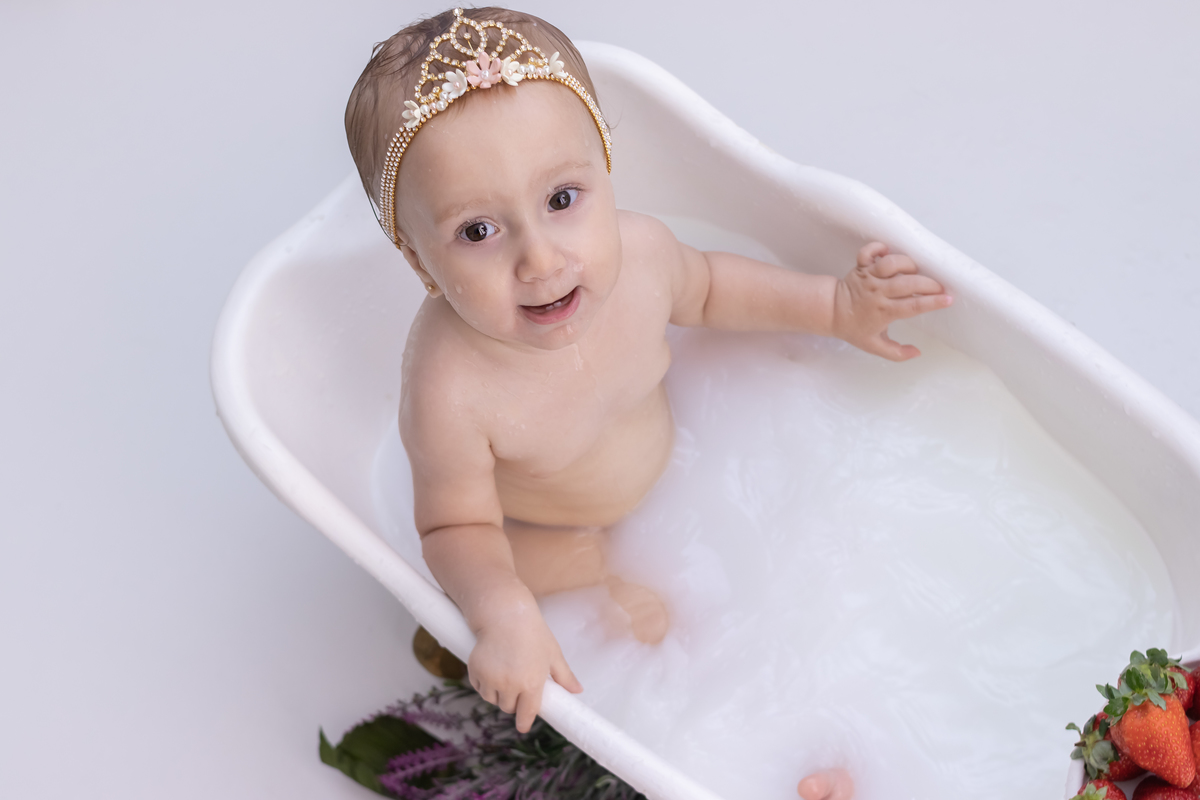 Ensaio smash the cake com a família. Fotos na cama, com cavalinho, na banheira no cenário de princesa. Fotógrafo em londrina especializado em ensaios de bebês e crianças. Momento registrado pela fotógrafa Giscellayne | Gy Fotografia.