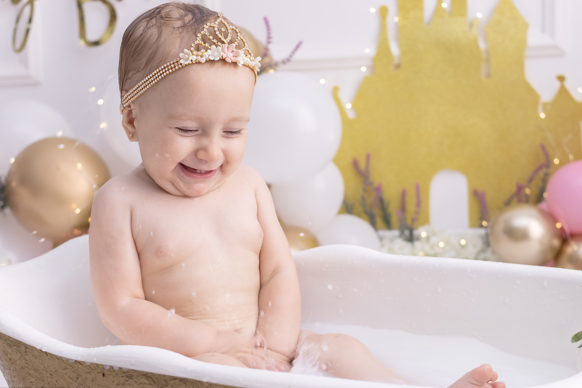 Ensaio smash the cake com a família. Fotos na cama, com cavalinho, na banheira no cenário de princesa. Fotógrafo em londrina especializado em ensaios de bebês e crianças. Momento registrado pela fotógrafa Giscellayne | Gy Fotografia.