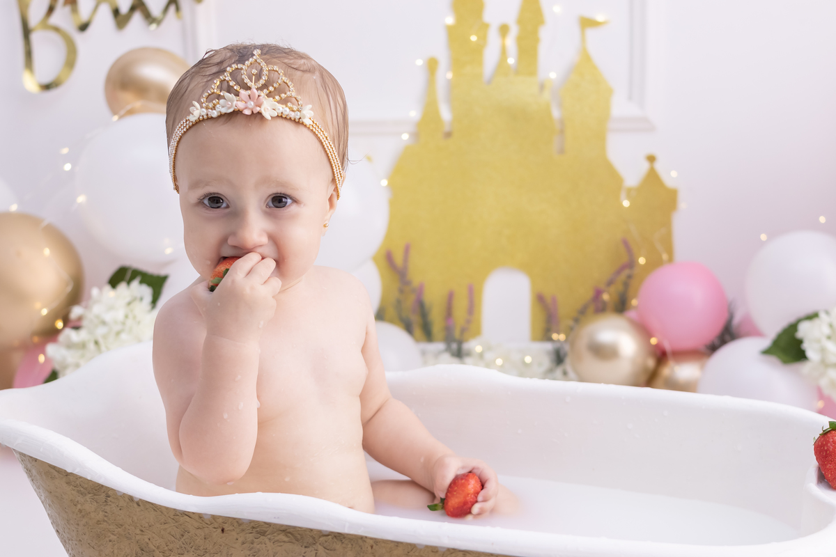 Ensaio smash the cake com a família. Fotos na cama, com cavalinho, na banheira no cenário de princesa. Fotógrafo em londrina especializado em ensaios de bebês e crianças. Momento registrado pela fotógrafa Giscellayne | Gy Fotografia.