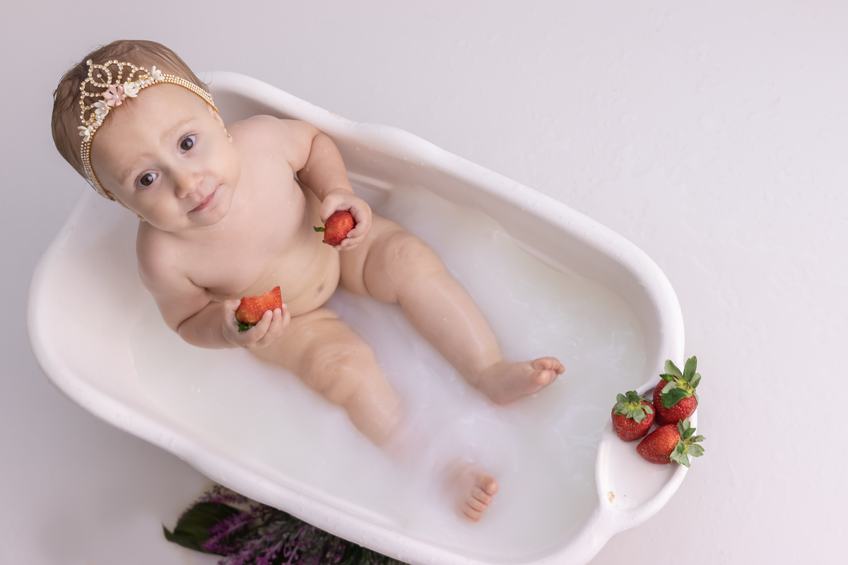 Ensaio smash the cake com a família. Fotos na cama, com cavalinho, na banheira no cenário de princesa. Fotógrafo em londrina especializado em ensaios de bebês e crianças. Momento registrado pela fotógrafa Giscellayne | Gy Fotografia.