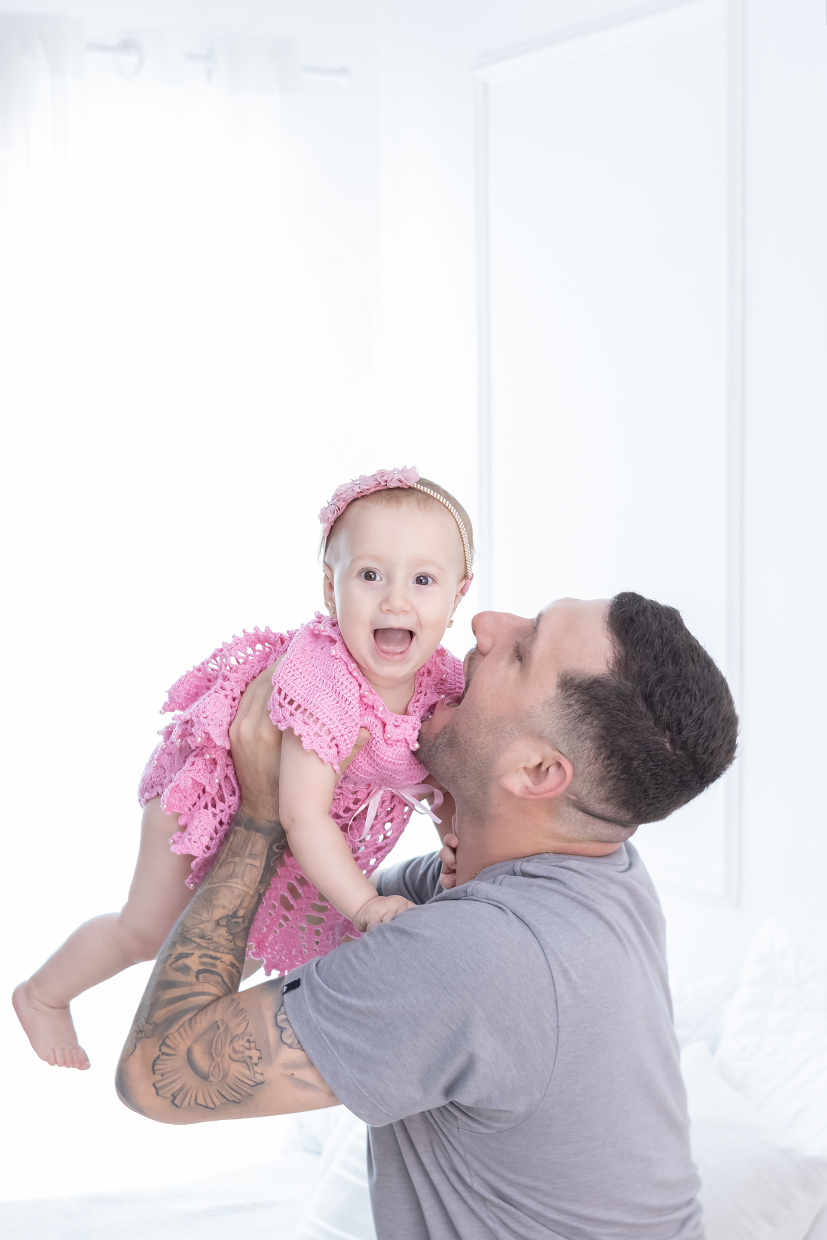 Ensaio smash the cake com a família. Fotos na cama, com cavalinho, na banheira no cenário de princesa. Fotógrafo em londrina especializado em ensaios de bebês e crianças. Momento registrado pela fotógrafa Giscellayne | Gy Fotografia.