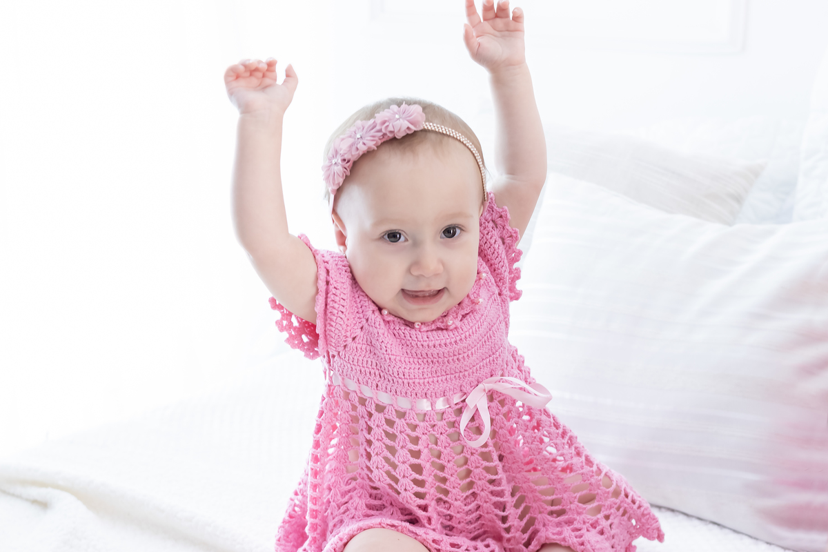 Ensaio smash the cake com a família. Fotos na cama, com cavalinho, na banheira no cenário de princesa. Fotógrafo em londrina especializado em ensaios de bebês e crianças. Momento registrado pela fotógrafa Giscellayne | Gy Fotografia.