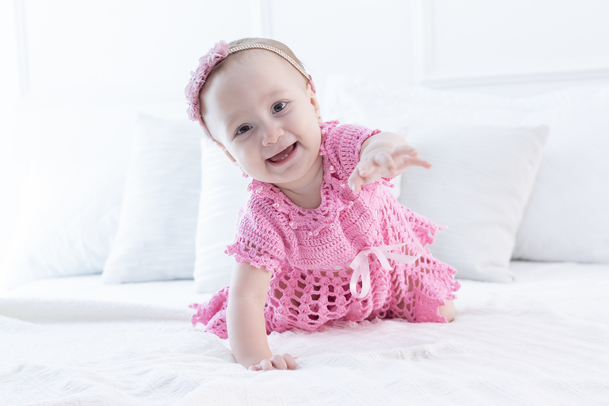 Ensaio smash the cake com a família. Fotos na cama, com cavalinho, na banheira no cenário de princesa. Fotógrafo em londrina especializado em ensaios de bebês e crianças. Momento registrado pela fotógrafa Giscellayne | Gy Fotografia.