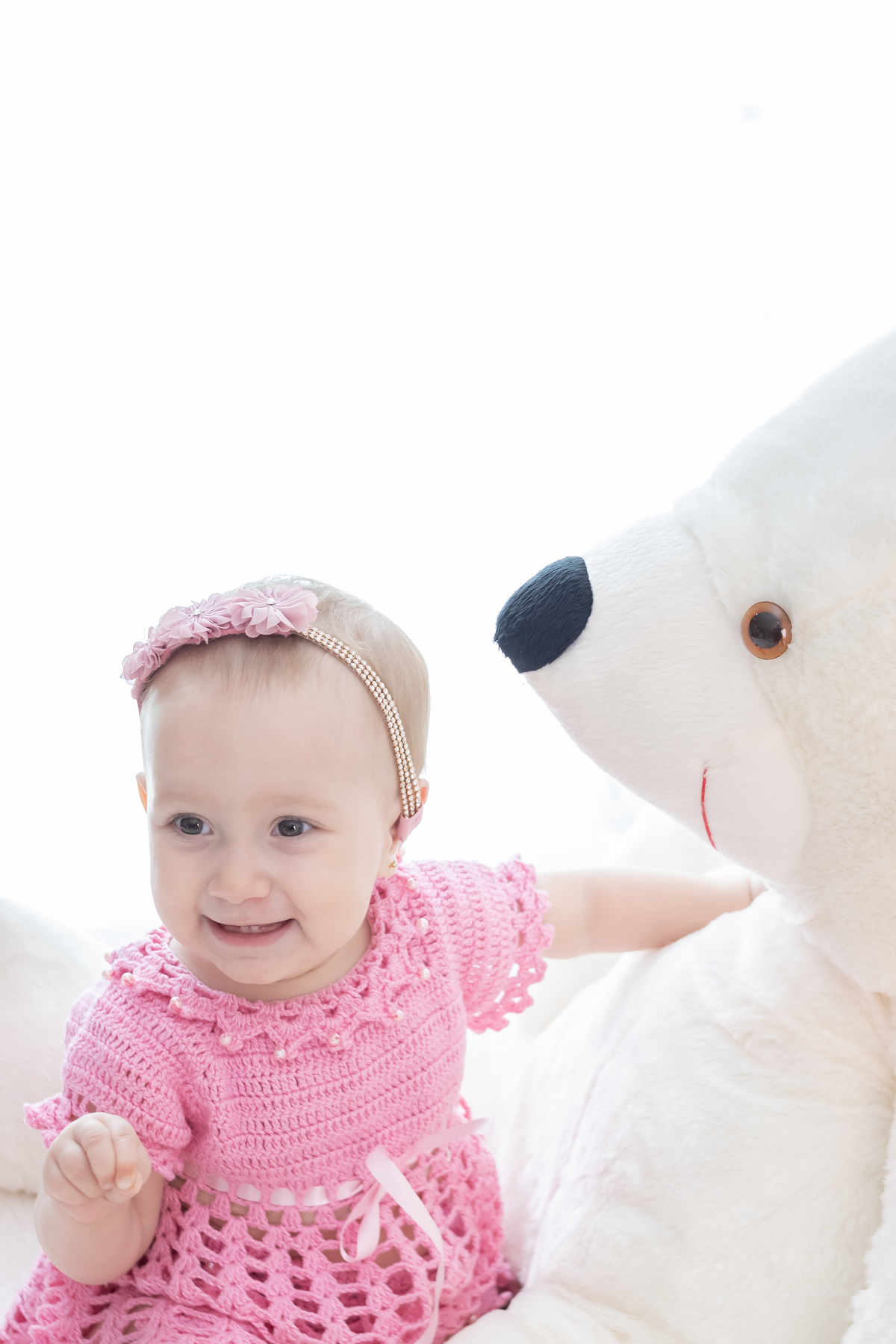 Ensaio smash the cake com a família. Fotos na cama, com cavalinho, na banheira no cenário de princesa. Fotógrafo em londrina especializado em ensaios de bebês e crianças. Momento registrado pela fotógrafa Giscellayne | Gy Fotografia.