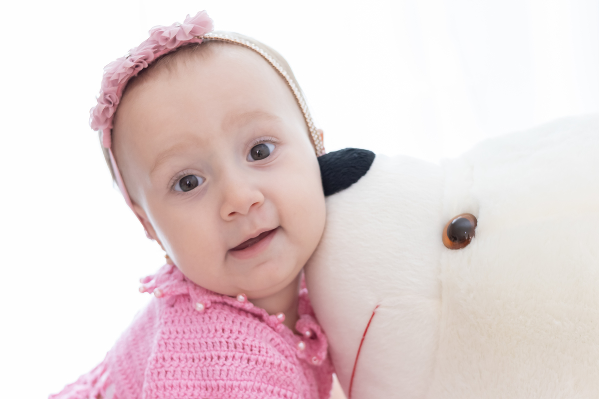 Ensaio smash the cake com a família. Fotos na cama, com cavalinho, na banheira no cenário de princesa. Fotógrafo em londrina especializado em ensaios de bebês e crianças. Momento registrado pela fotógrafa Giscellayne | Gy Fotografia.