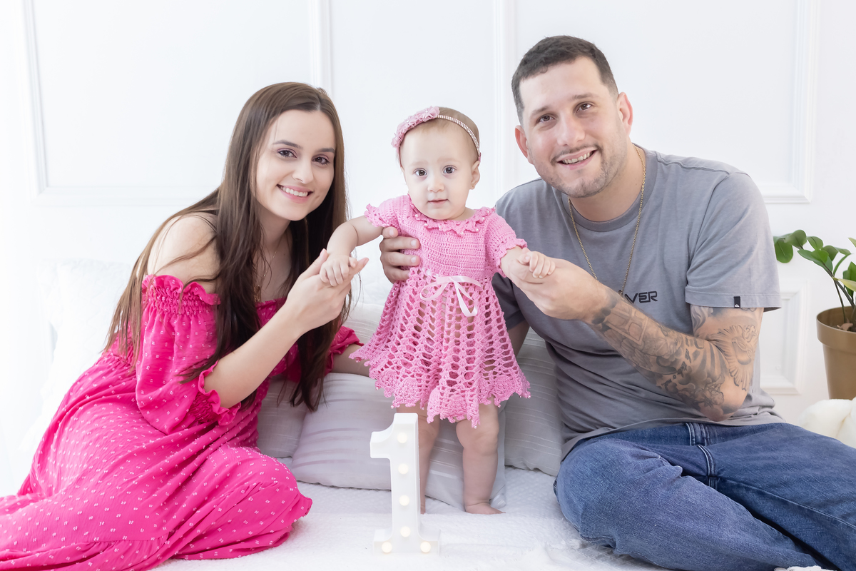 Ensaio smash the cake com a família. Fotos na cama, com cavalinho, na banheira no cenário de princesa. Fotógrafo em londrina especializado em ensaios de bebês e crianças. Momento registrado pela fotógrafa Giscellayne | Gy Fotografia.