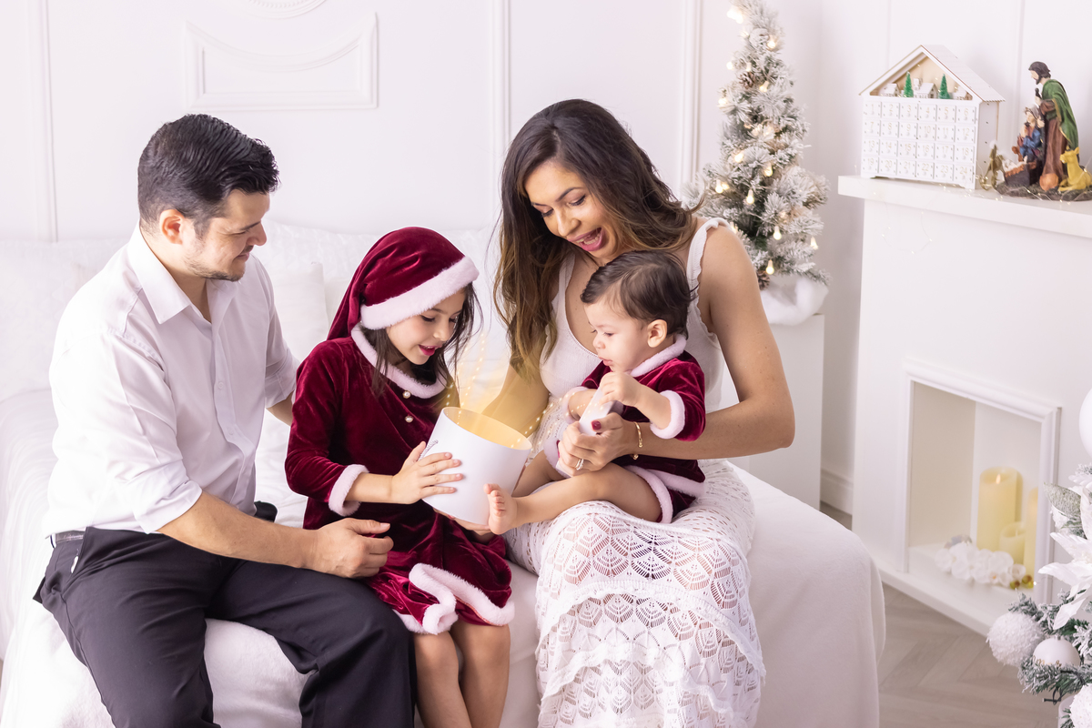 Mini ensaio de natal 2023. fotografo em londrina especializado em ensaios de bebes e crianças, um ensaio para a família toda! Momento registrado pela fotografa Giscellayne - Gy Fotografia.