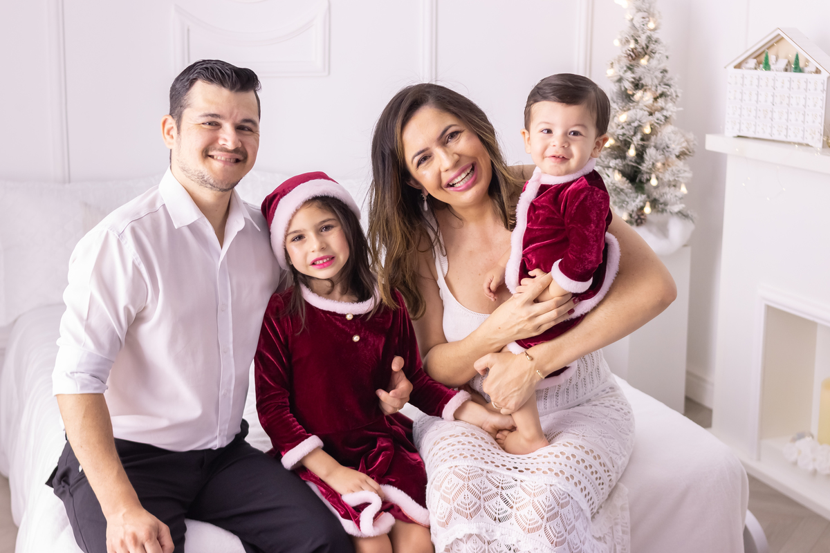 Mini ensaio de natal 2023. fotografo em londrina especializado em ensaios de bebes e crianças, um ensaio para a família toda! Momento registrado pela fotografa Giscellayne - Gy Fotografia.