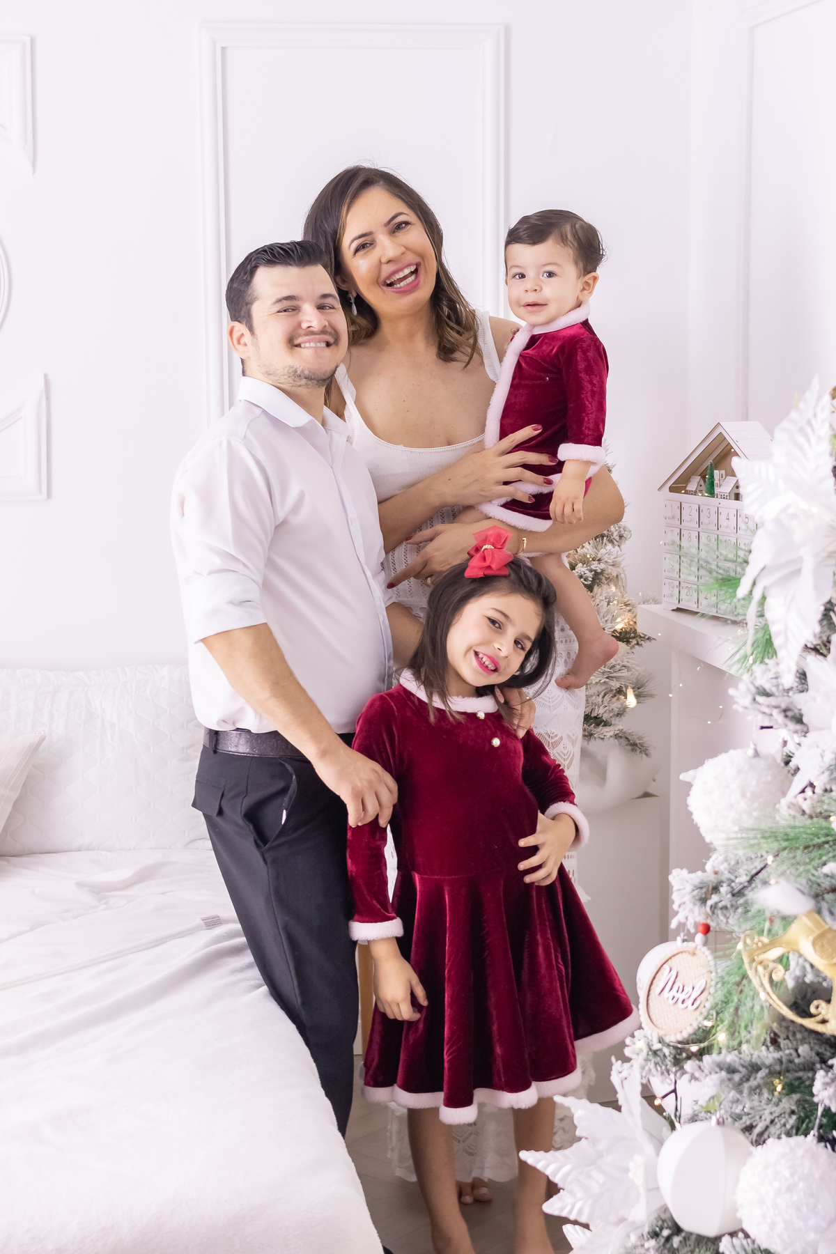 Mini ensaio de natal 2023. fotografo em londrina especializado em ensaios de bebes e crianças, um ensaio para a família toda! Momento registrado pela fotografa Giscellayne - Gy Fotografia.