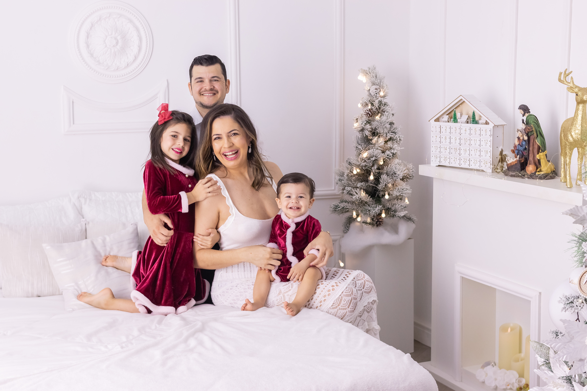 Mini ensaio de natal 2023. fotografo em londrina especializado em ensaios de bebes e crianças, um ensaio para a família toda! Momento registrado pela fotografa Giscellayne - Gy Fotografia.