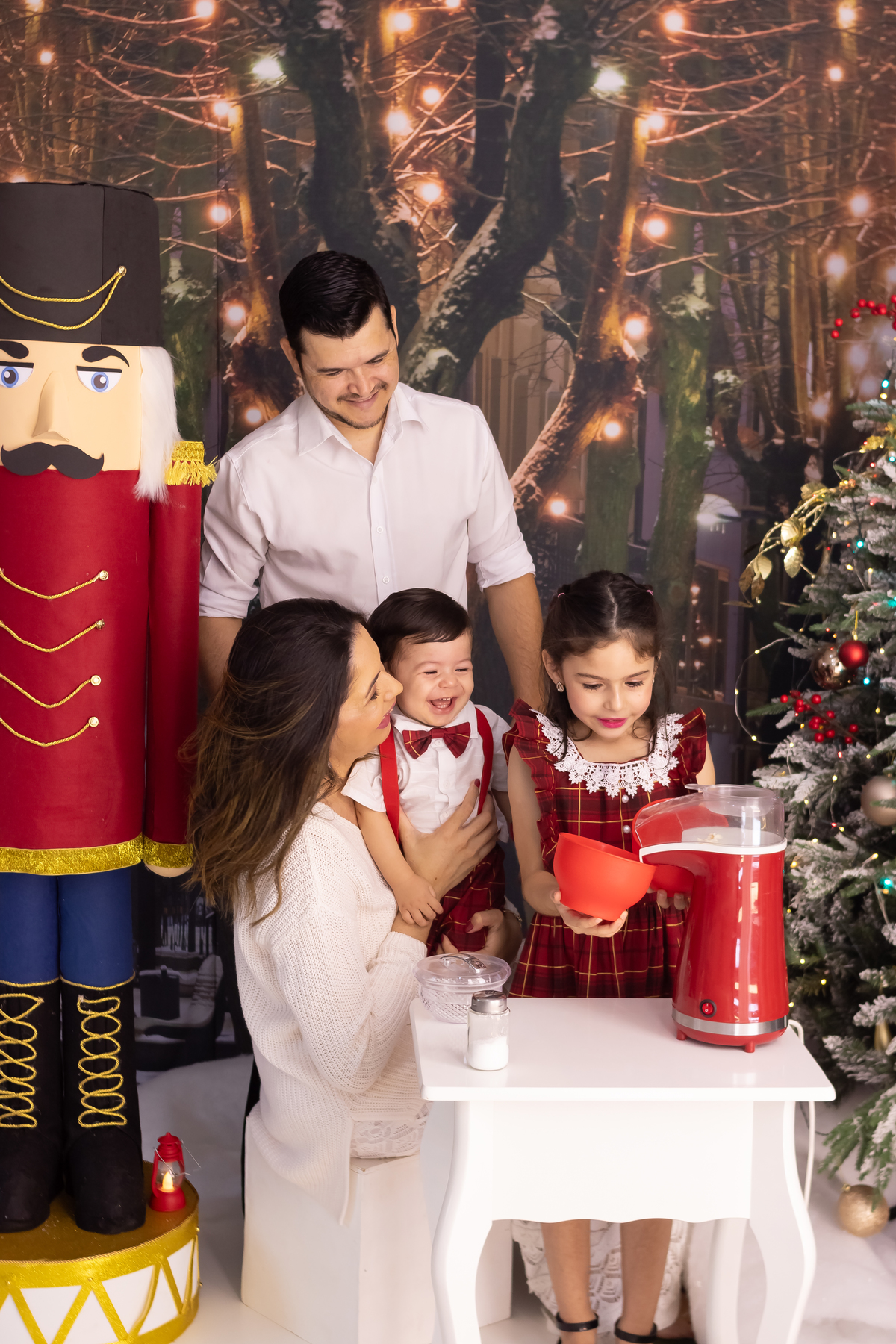 Mini ensaio de natal 2023. fotografo em londrina especializado em ensaios de bebes e crianças, um ensaio para a família toda! Momento registrado pela fotografa Giscellayne - Gy Fotografia.
