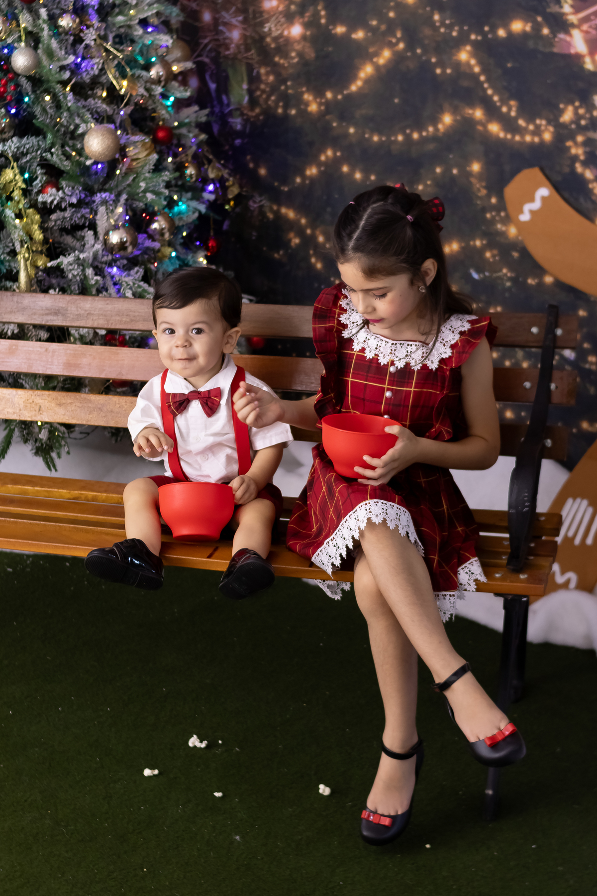 Mini ensaio de natal 2023. fotografo em londrina especializado em ensaios de bebes e crianças, um ensaio para a família toda! Momento registrado pela fotografa Giscellayne - Gy Fotografia.