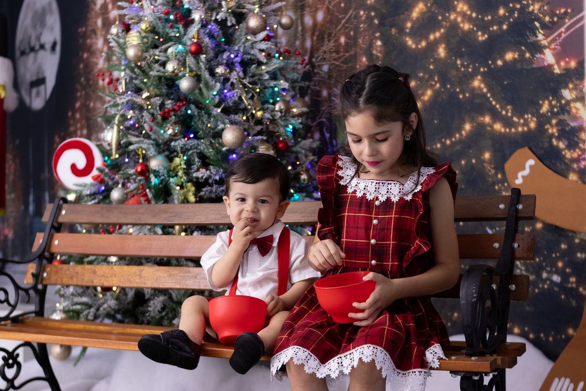 Mini ensaio de natal 2023. fotografo em londrina especializado em ensaios de bebes e crianças, um ensaio para a família toda! Momento registrado pela fotografa Giscellayne - Gy Fotografia.