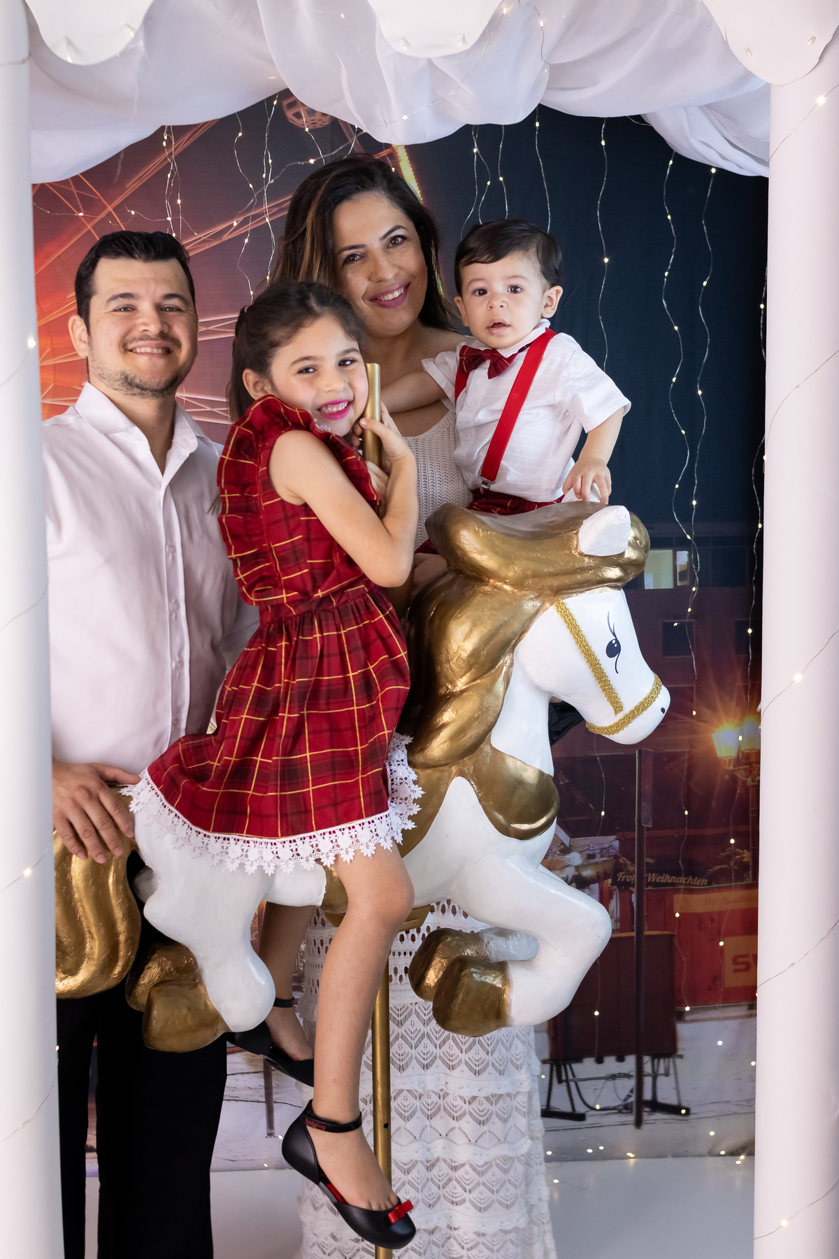 Mini ensaio de natal 2023. fotografo em londrina especializado em ensaios de bebes e crianças, um ensaio para a família toda! Momento registrado pela fotografa Giscellayne - Gy Fotografia.