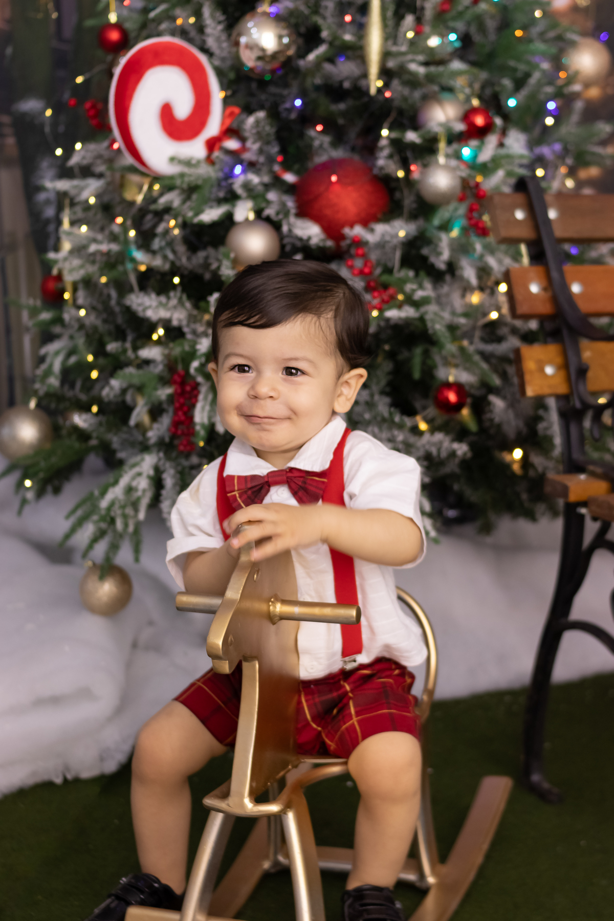 Mini ensaio de natal 2023. fotografo em londrina especializado em ensaios de bebes e crianças, um ensaio para a família toda! Momento registrado pela fotografa Giscellayne - Gy Fotografia.