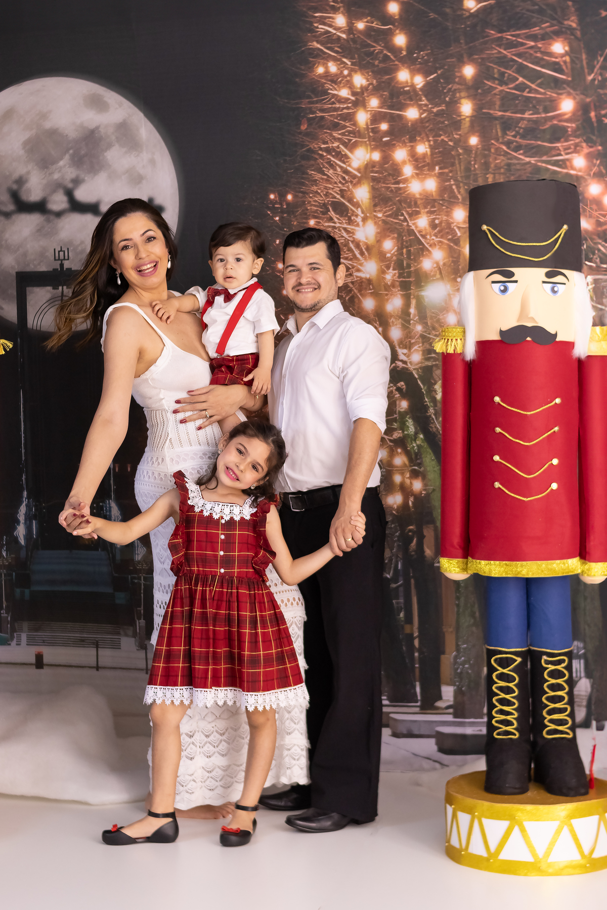 Mini ensaio de natal 2023. fotografo em londrina especializado em ensaios de bebes e crianças, um ensaio para a família toda! Momento registrado pela fotografa Giscellayne - Gy Fotografia.