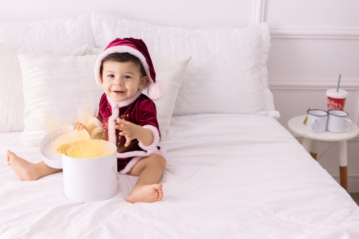 Mini ensaio de natal 2023. fotografo em londrina especializado em ensaios de bebes e crianças, um ensaio para a família toda! Momento registrado pela fotografa Giscellayne - Gy Fotografia.