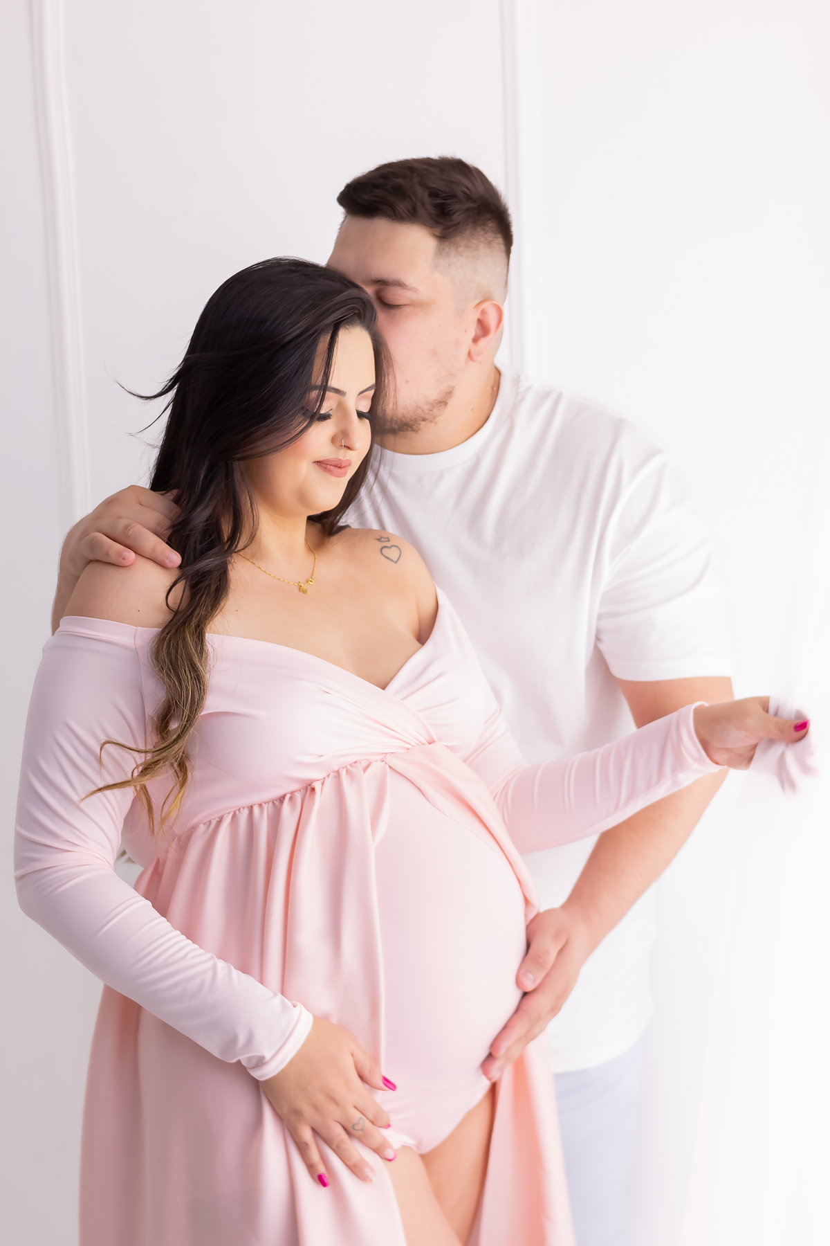 Ensaio de gestante em estudio cenográfico. Fotógrafo em londrina especializado em ensaios de gestante, família, bebês e crianças.