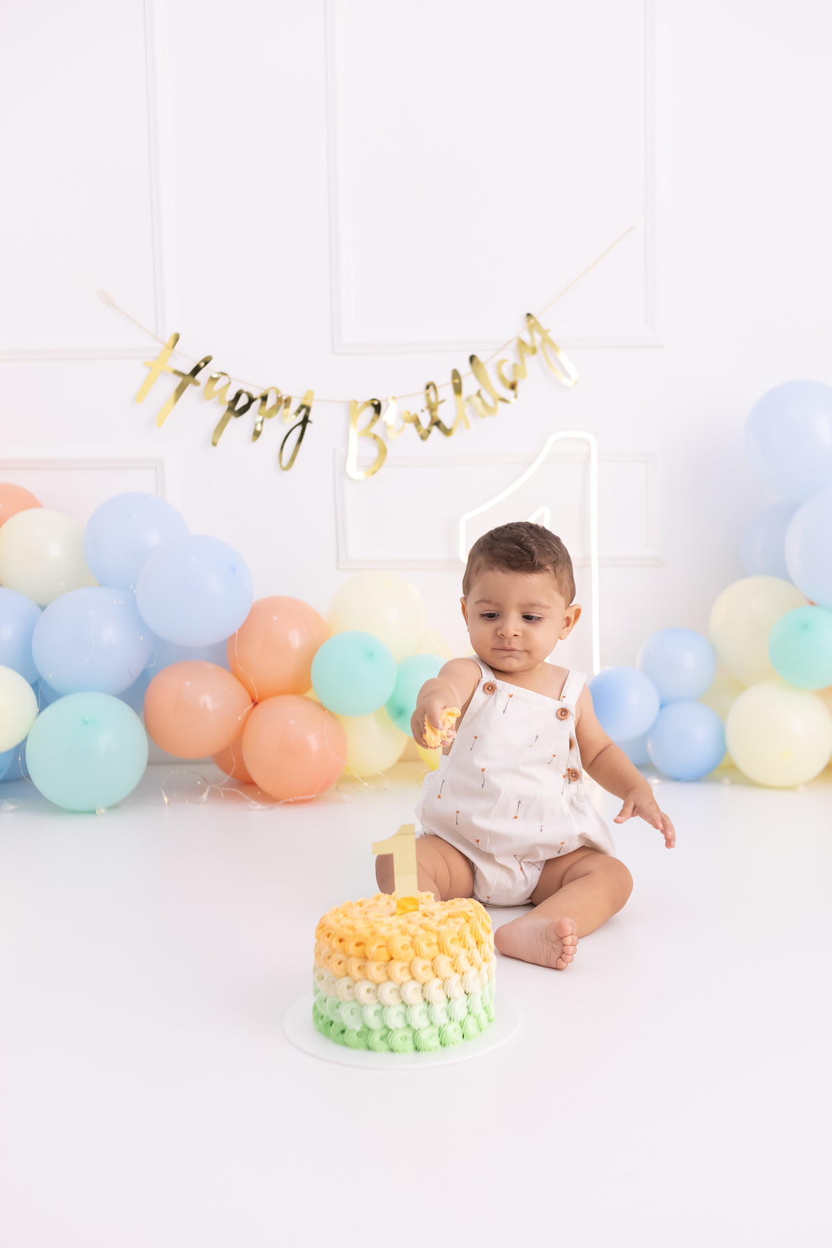 Ensaio smash the cake em estudio. Fotografo em londrina especializado em ensaios de bebes e crianças. Momento registrado pela fotografa Giscellayne