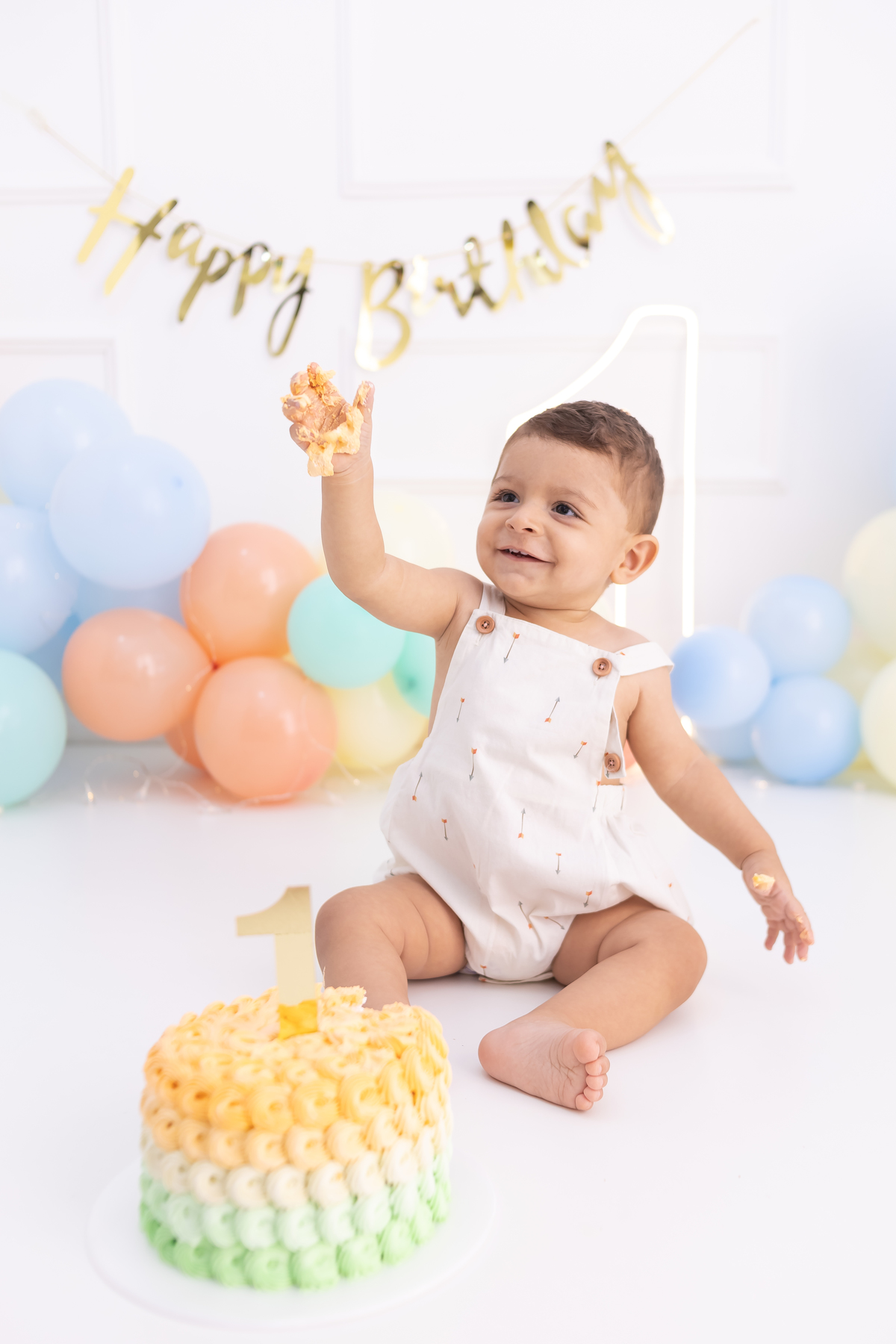 Ensaio smash the cake em estudio. Fotografo em londrina especializado em ensaios de bebes e crianças. Momento registrado pela fotografa Giscellayne