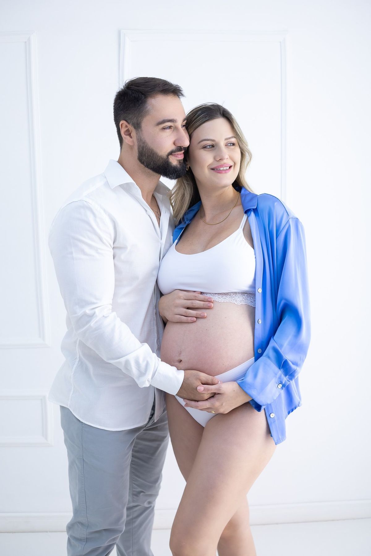 Ensaio de gestante em estúdio. Fotografo em londrina especializado em ensaios de gestantes, familias, bebes e crianças. Momento registrado pela fotografa Giscellayne.