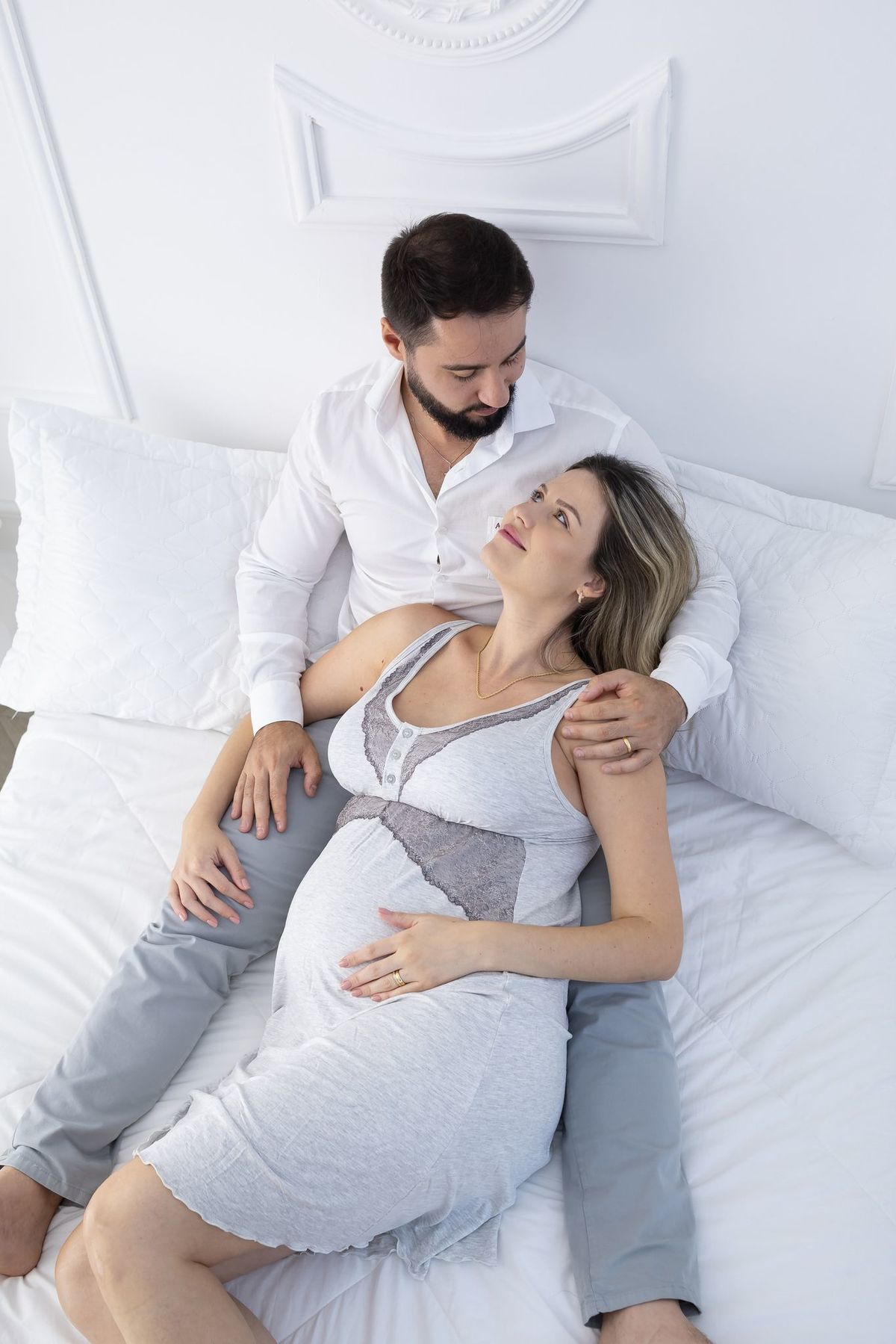 Ensaio de gestante em estúdio. Fotografo em londrina especializado em ensaios de gestantes, familias, bebes e crianças. Momento registrado pela fotografa Giscellayne.