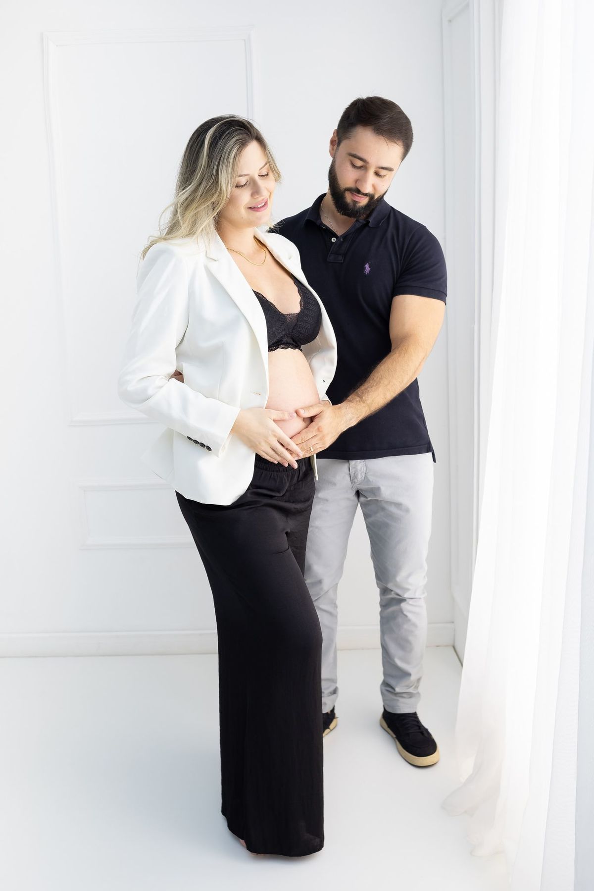 Ensaio de gestante em estúdio. Fotografo em londrina especializado em ensaios de gestantes, familias, bebes e crianças. Momento registrado pela fotografa Giscellayne.