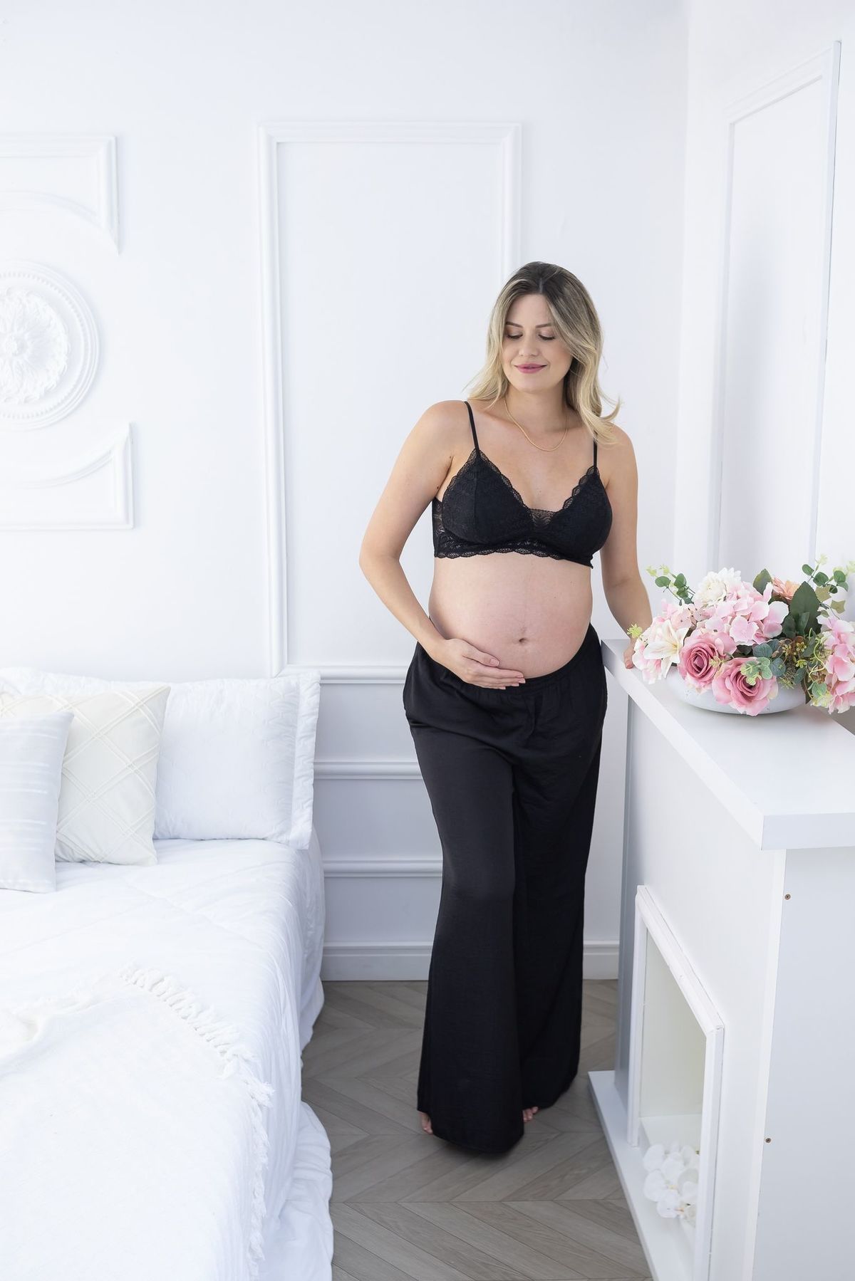 Ensaio de gestante em estúdio. Fotografo em londrina especializado em ensaios de gestantes, familias, bebes e crianças. Momento registrado pela fotografa Giscellayne.