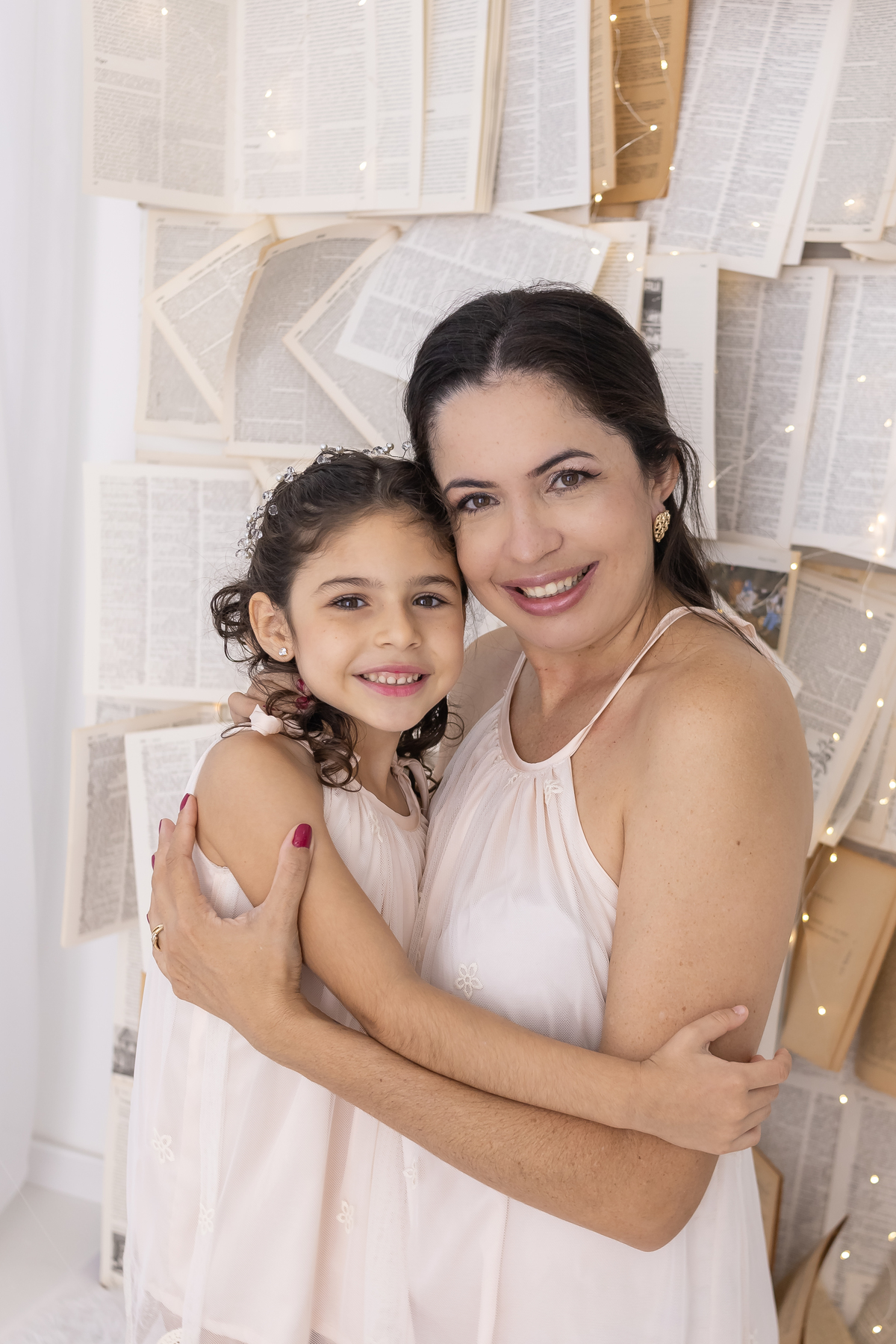 Ensaio de Dia das Mães em estúdio. Fotógrafo em Londrina especializado em ensaios de família, bebês e crianças. Momento registrado pela fotógrafa Giscellayne.