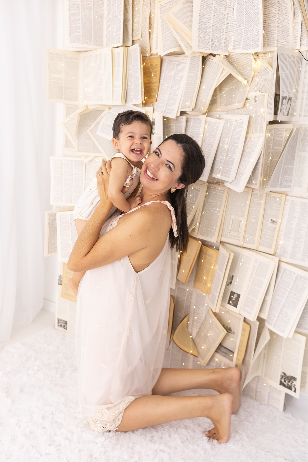 Ensaio de Dia das Mães em estúdio. Fotógrafo em Londrina especializado em ensaios de família, bebês e crianças. Momento registrado pela fotógrafa Giscellayne.