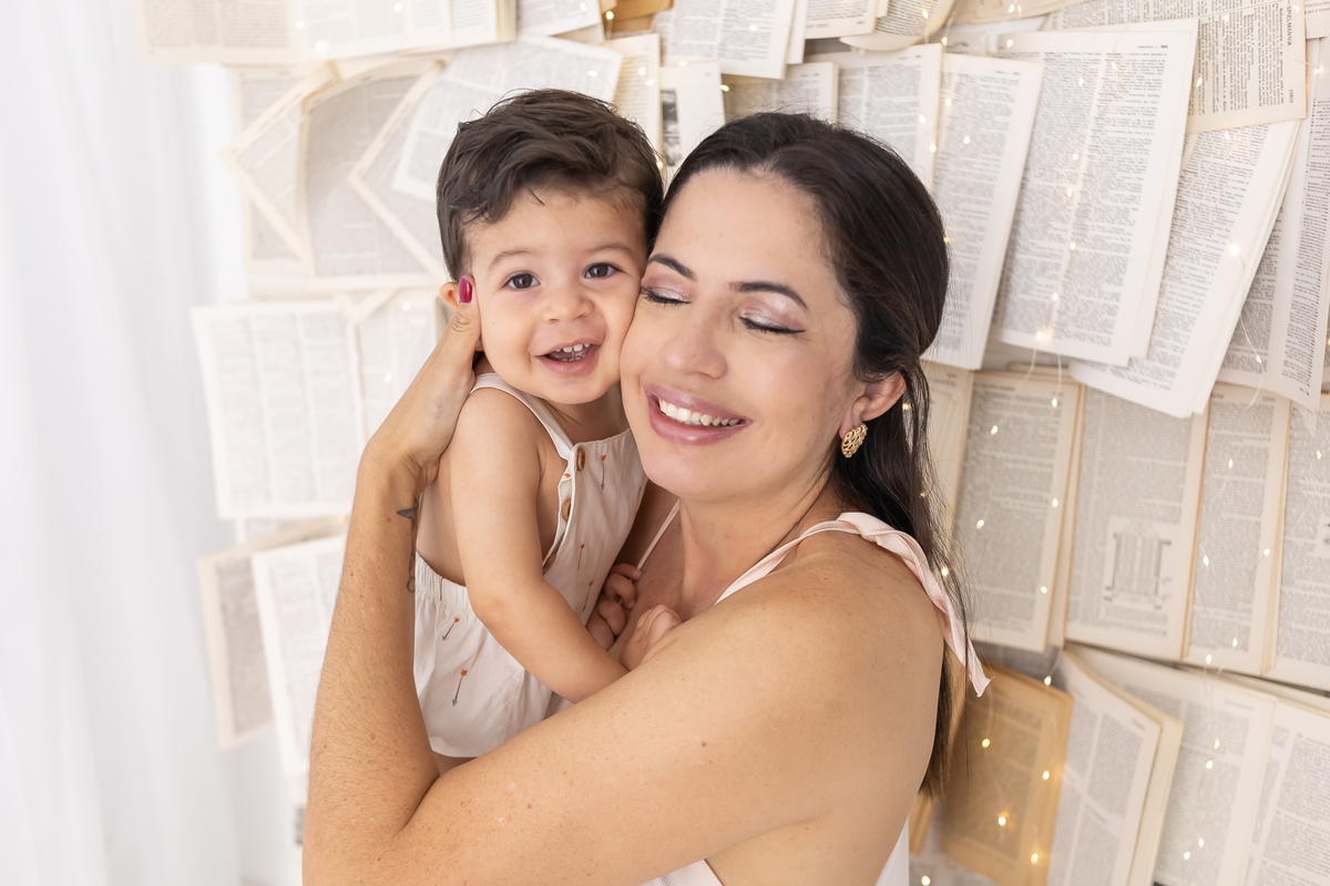 Ensaio de Dia das Mães em estúdio. Fotógrafo em Londrina especializado em ensaios de família, bebês e crianças. Momento registrado pela fotógrafa Giscellayne.