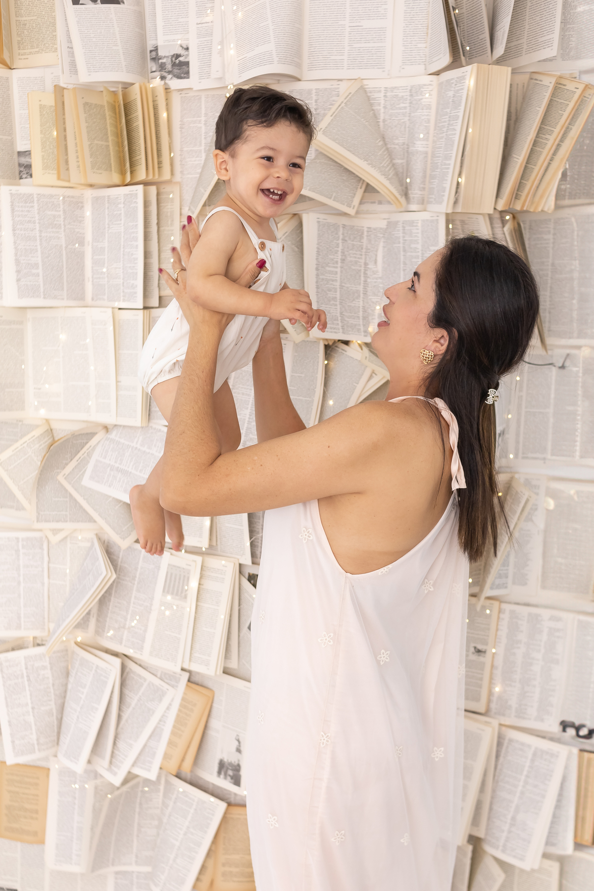 Ensaio de Dia das Mães em estúdio. Fotógrafo em Londrina especializado em ensaios de família, bebês e crianças. Momento registrado pela fotógrafa Giscellayne.