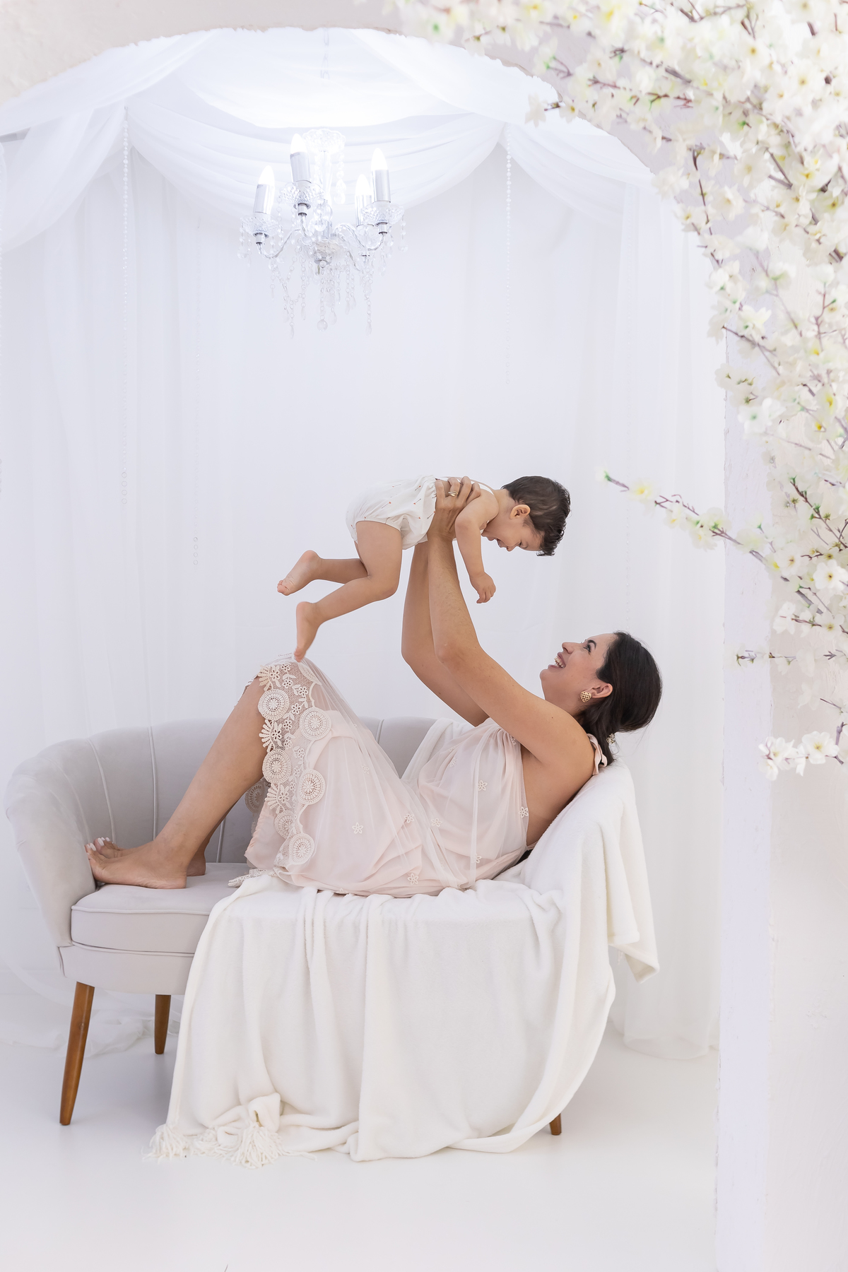 Ensaio de Dia das Mães em estúdio. Fotógrafo em Londrina especializado em ensaios de família, bebês e crianças. Momento registrado pela fotógrafa Giscellayne.