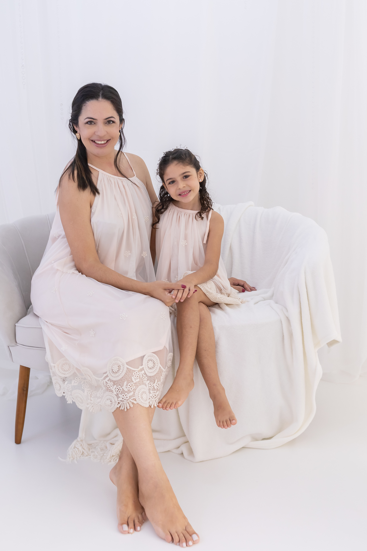 Ensaio de Dia das Mães em estúdio. Fotógrafo em Londrina especializado em ensaios de família, bebês e crianças. Momento registrado pela fotógrafa Giscellayne.
