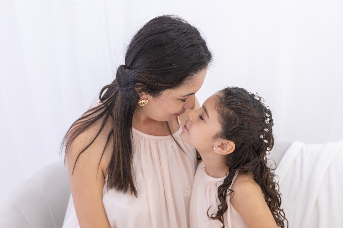 Ensaio de Dia das Mães em estúdio. Fotógrafo em Londrina especializado em ensaios de família, bebês e crianças. Momento registrado pela fotógrafa Giscellayne.