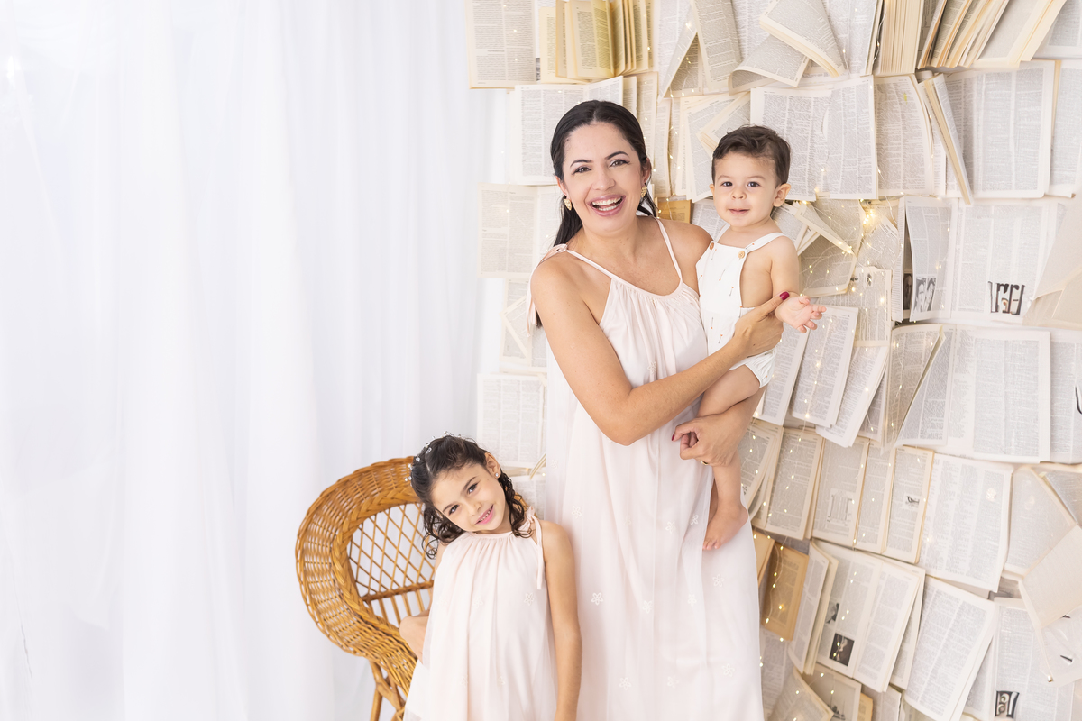 Ensaio de Dia das Mães em estúdio. Fotógrafo em Londrina especializado em ensaios de família, bebês e crianças. Momento registrado pela fotógrafa Giscellayne.