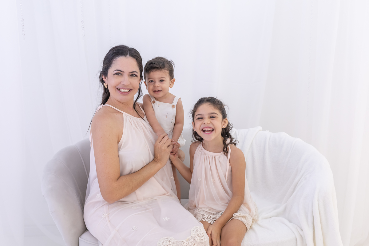 Ensaio de Dia das Mães em estúdio. Fotógrafo em Londrina especializado em ensaios de família, bebês e crianças. Momento registrado pela fotógrafa Giscellayne.