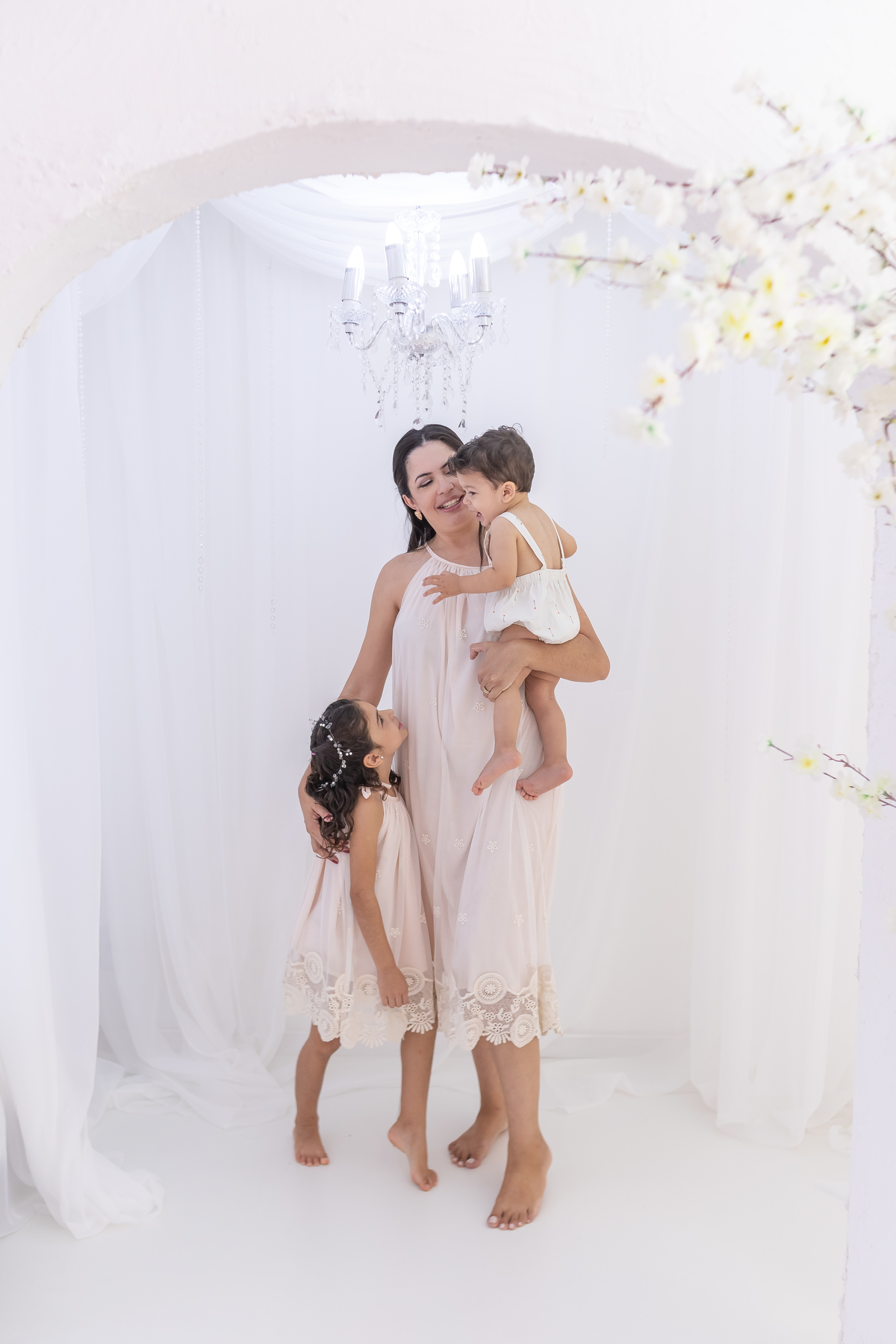 Ensaio de Dia das Mães em estúdio. Fotógrafo em Londrina especializado em ensaios de família, bebês e crianças. Momento registrado pela fotógrafa Giscellayne.