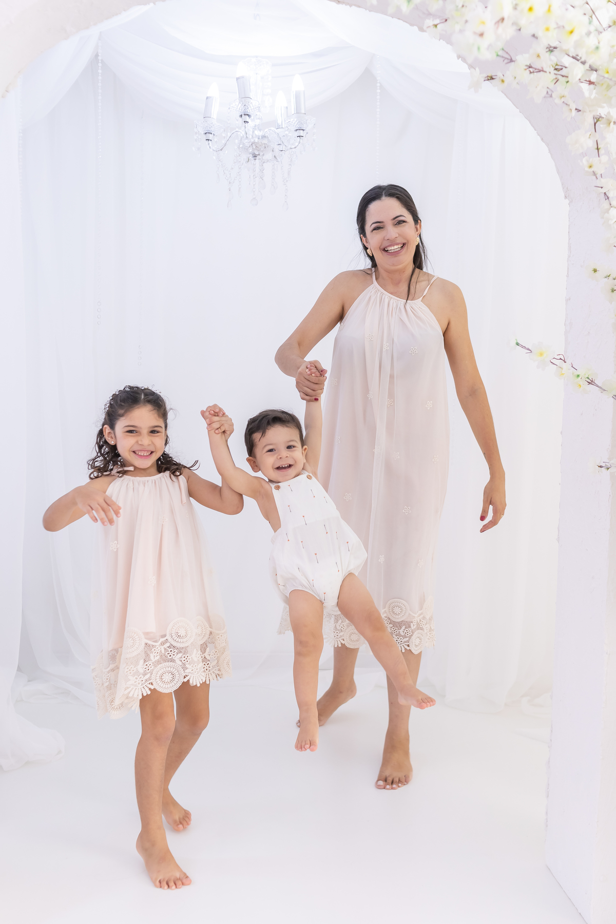 Ensaio de Dia das Mães em estúdio. Fotógrafo em Londrina especializado em ensaios de família, bebês e crianças. Momento registrado pela fotógrafa Giscellayne.