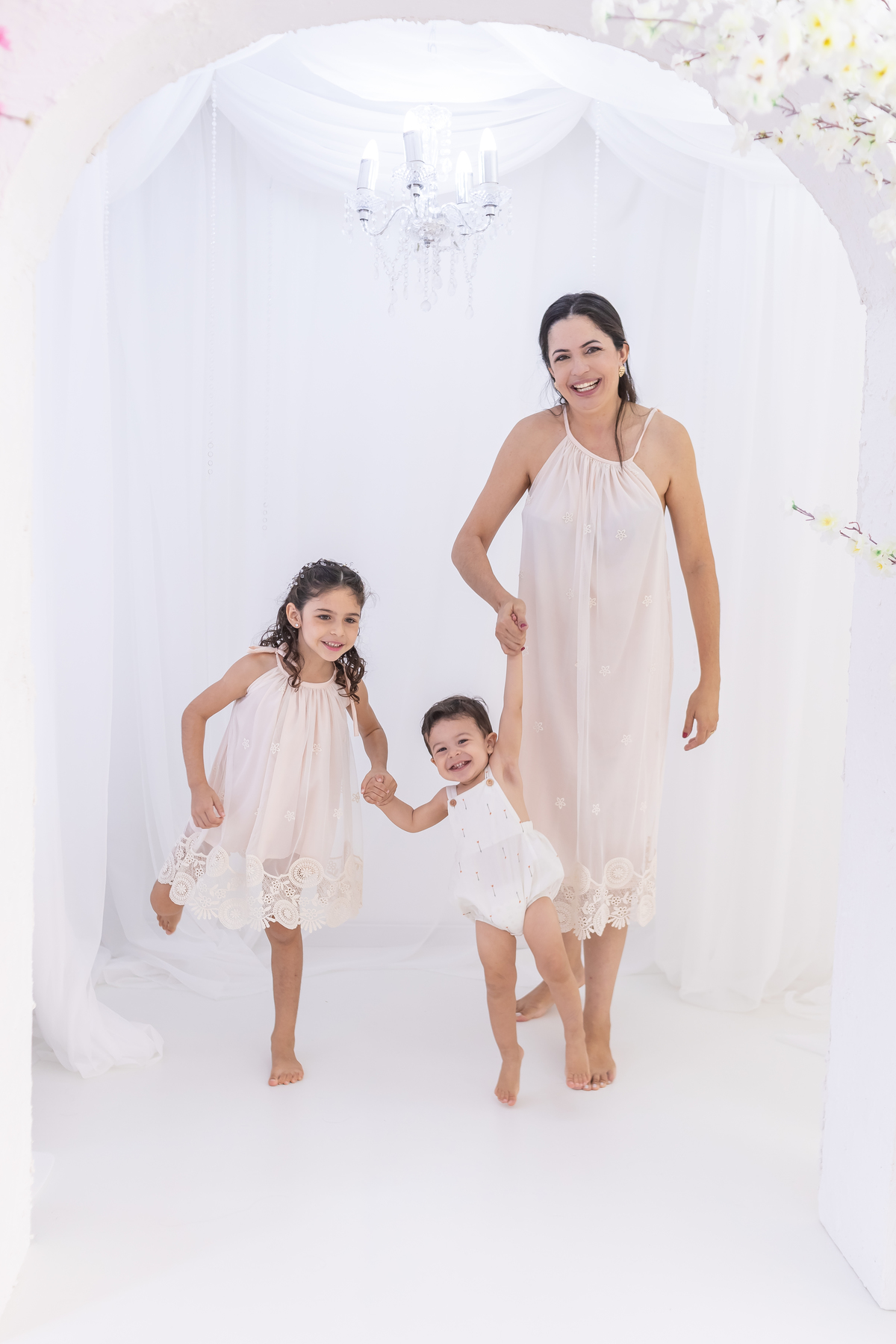 Ensaio de Dia das Mães em estúdio. Fotógrafo em Londrina especializado em ensaios de família, bebês e crianças. Momento registrado pela fotógrafa Giscellayne.