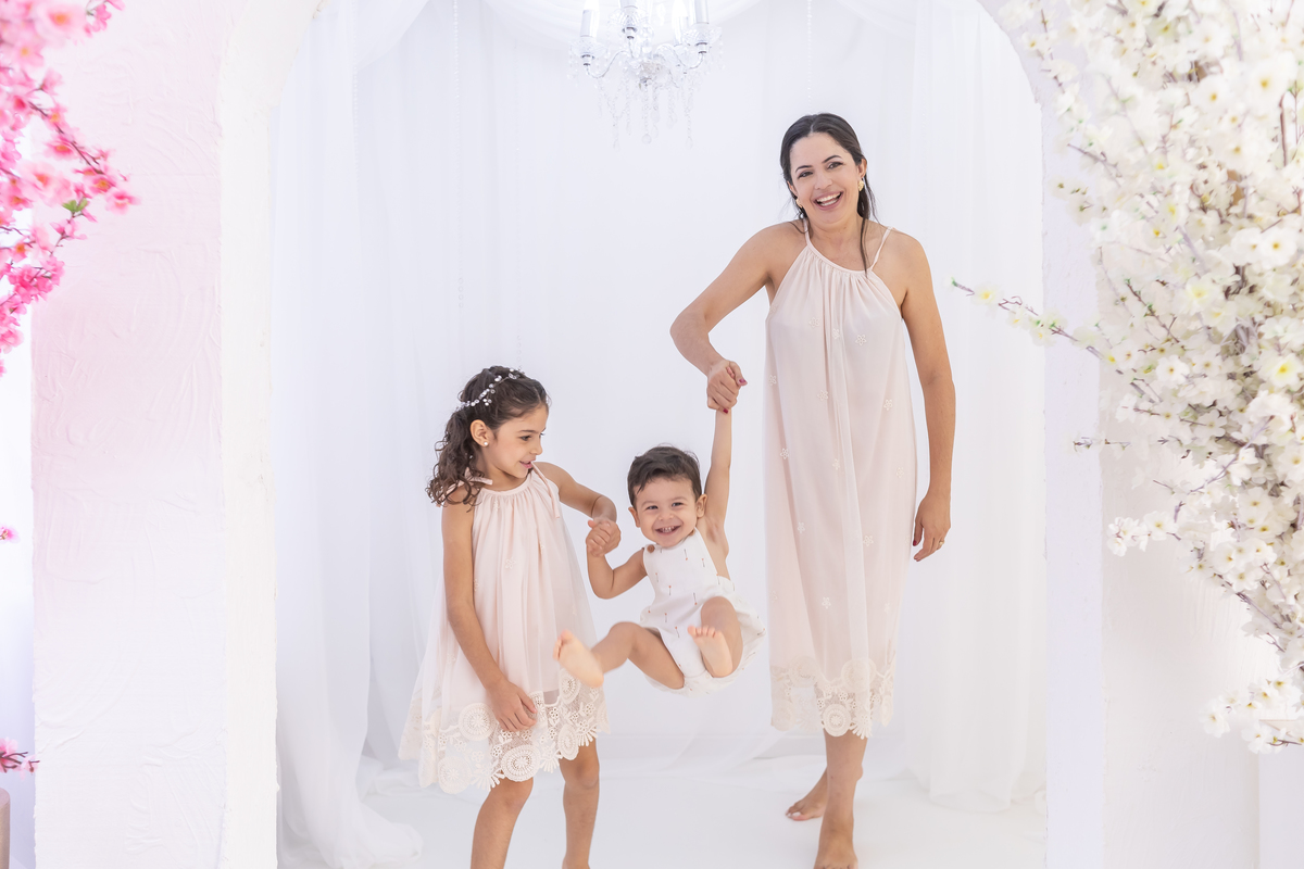 Ensaio de Dia das Mães em estúdio. Fotógrafo em Londrina especializado em ensaios de família, bebês e crianças. Momento registrado pela fotógrafa Giscellayne.