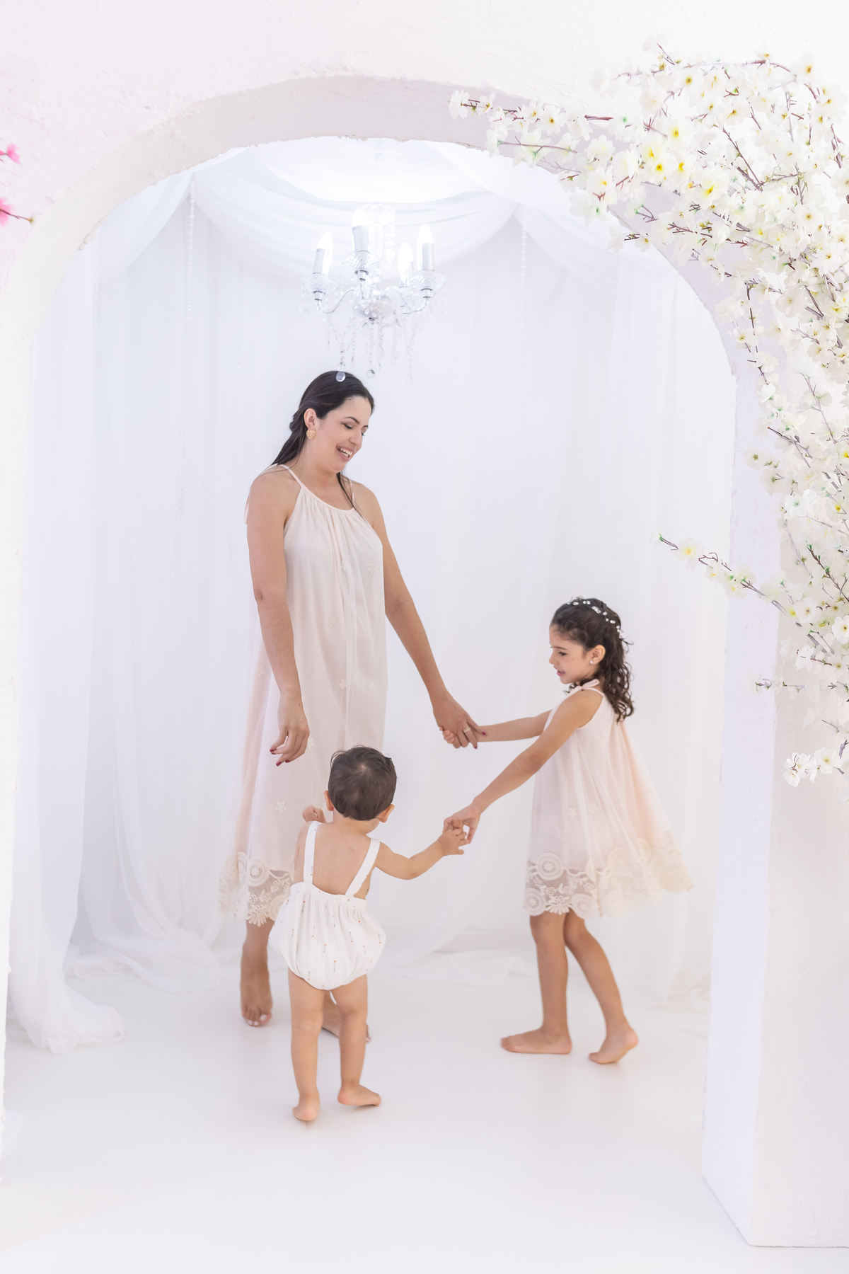 Ensaio de Dia das Mães em estúdio. Fotógrafo em Londrina especializado em ensaios de família, bebês e crianças. Momento registrado pela fotógrafa Giscellayne.