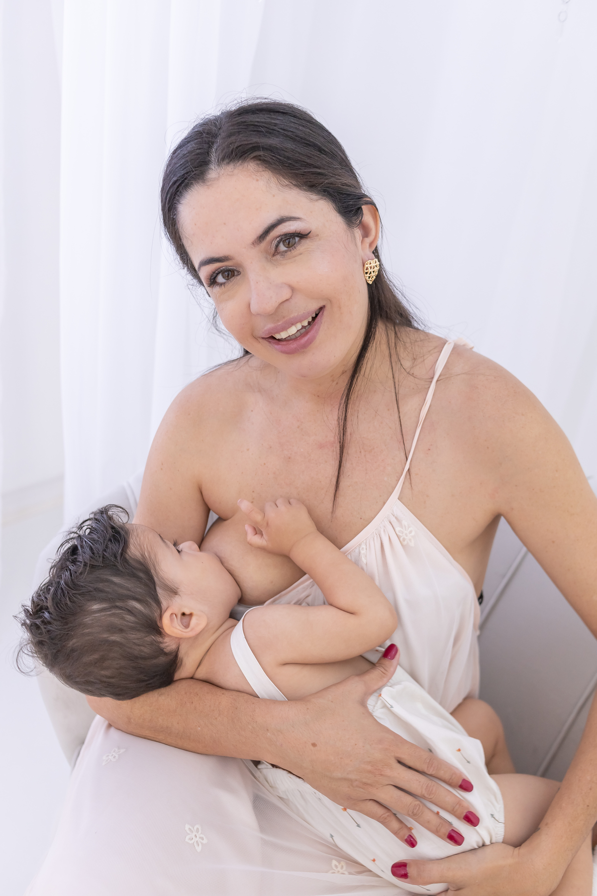 Ensaio de Dia das Mães em estúdio. Fotógrafo em Londrina especializado em ensaios de família, bebês e crianças. Momento registrado pela fotógrafa Giscellayne.