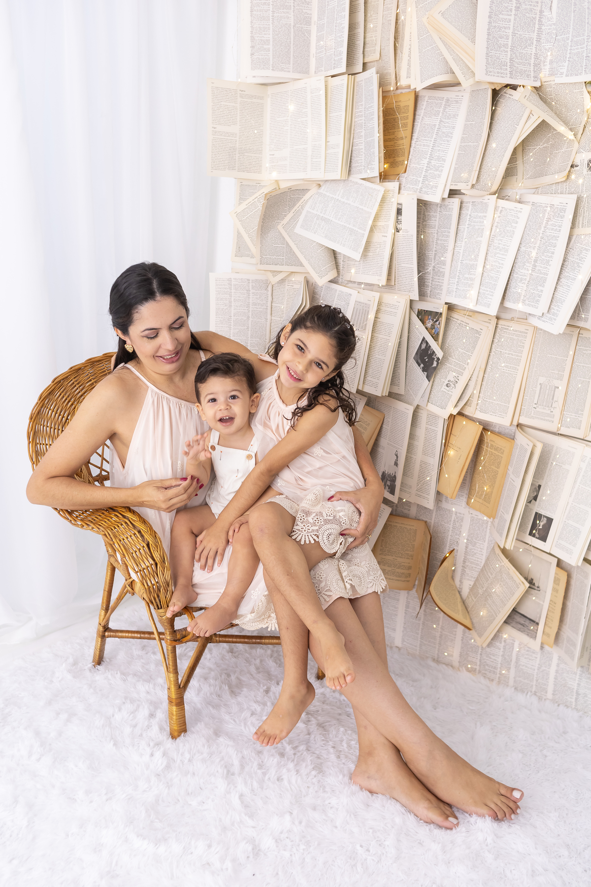 Ensaio de Dia das Mães em estúdio. Fotógrafo em Londrina especializado em ensaios de família, bebês e crianças. Momento registrado pela fotógrafa Giscellayne.