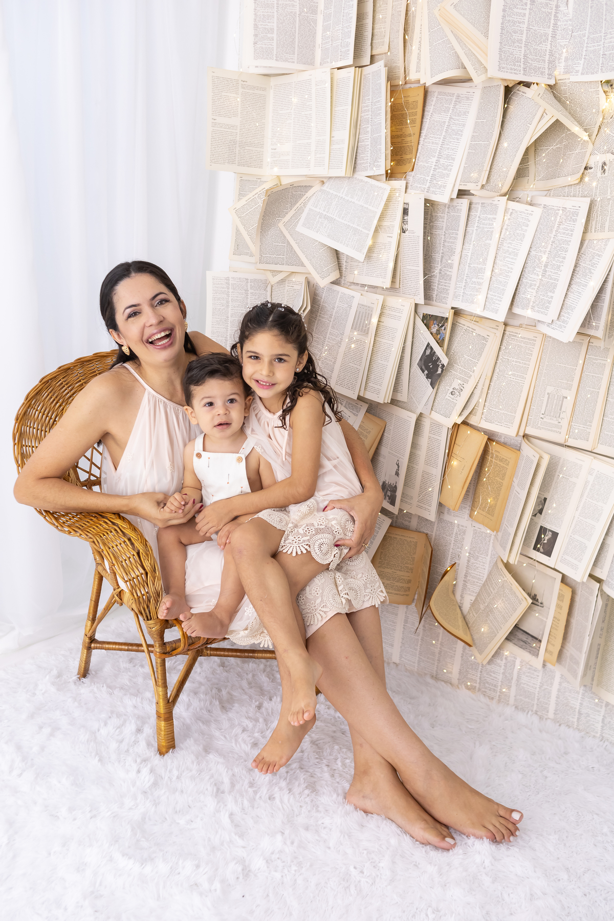 Ensaio de Dia das Mães em estúdio. Fotógrafo em Londrina especializado em ensaios de família, bebês e crianças. Momento registrado pela fotógrafa Giscellayne.