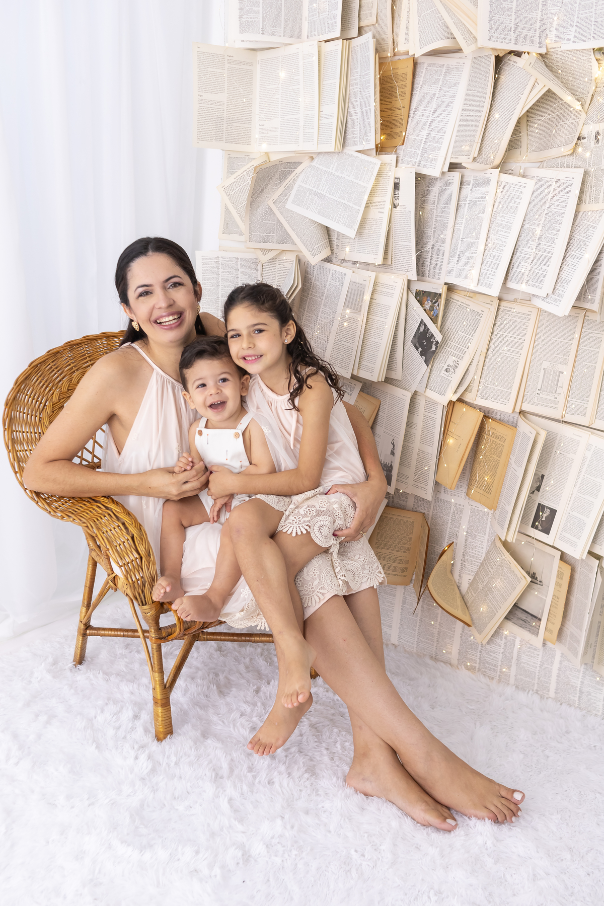 Ensaio de Dia das Mães em estúdio. Fotógrafo em Londrina especializado em ensaios de família, bebês e crianças. Momento registrado pela fotógrafa Giscellayne.